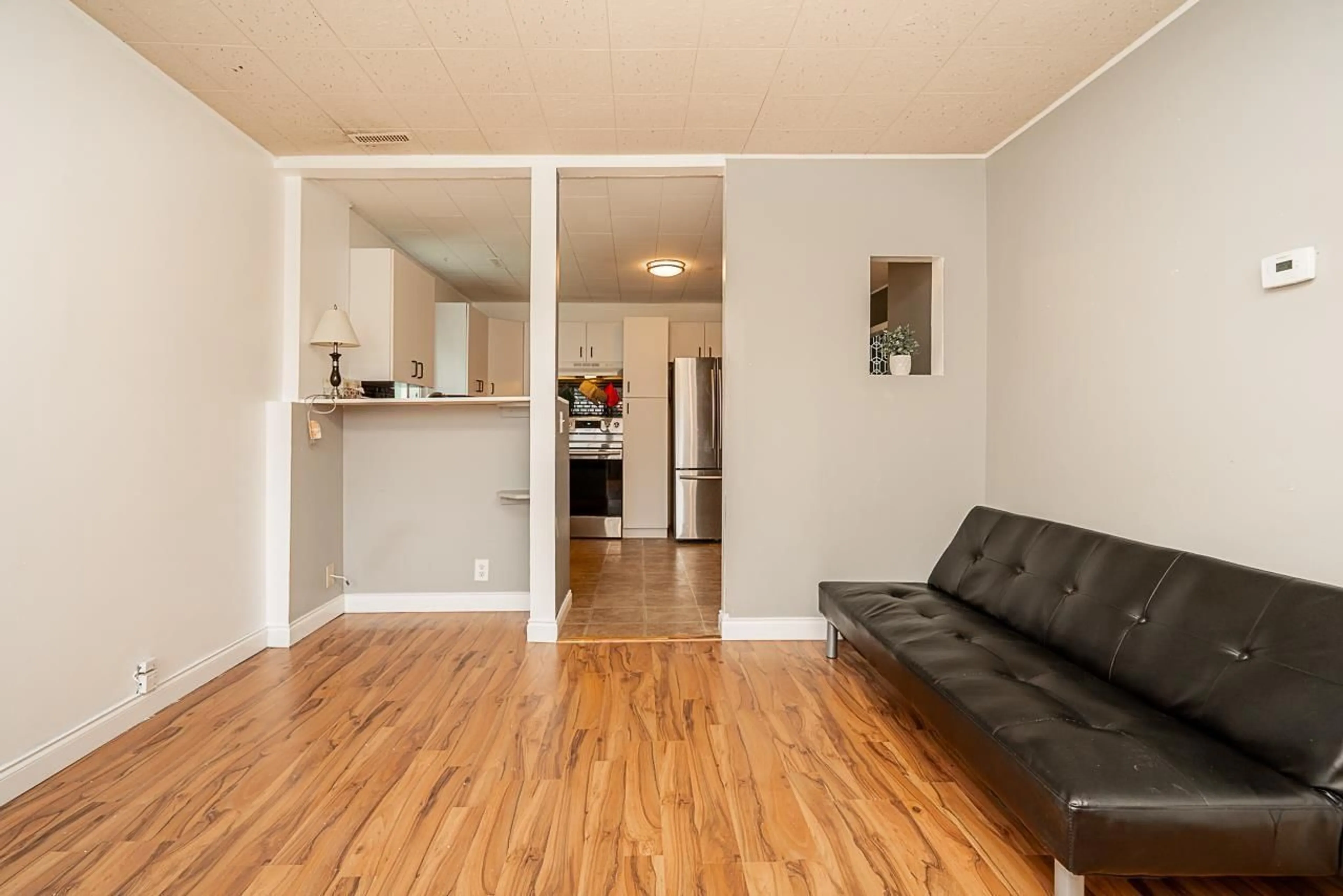 Living room with furniture, wood/laminate floor for 45511 REECE AVENUE, Chilliwack British Columbia V2P3A2