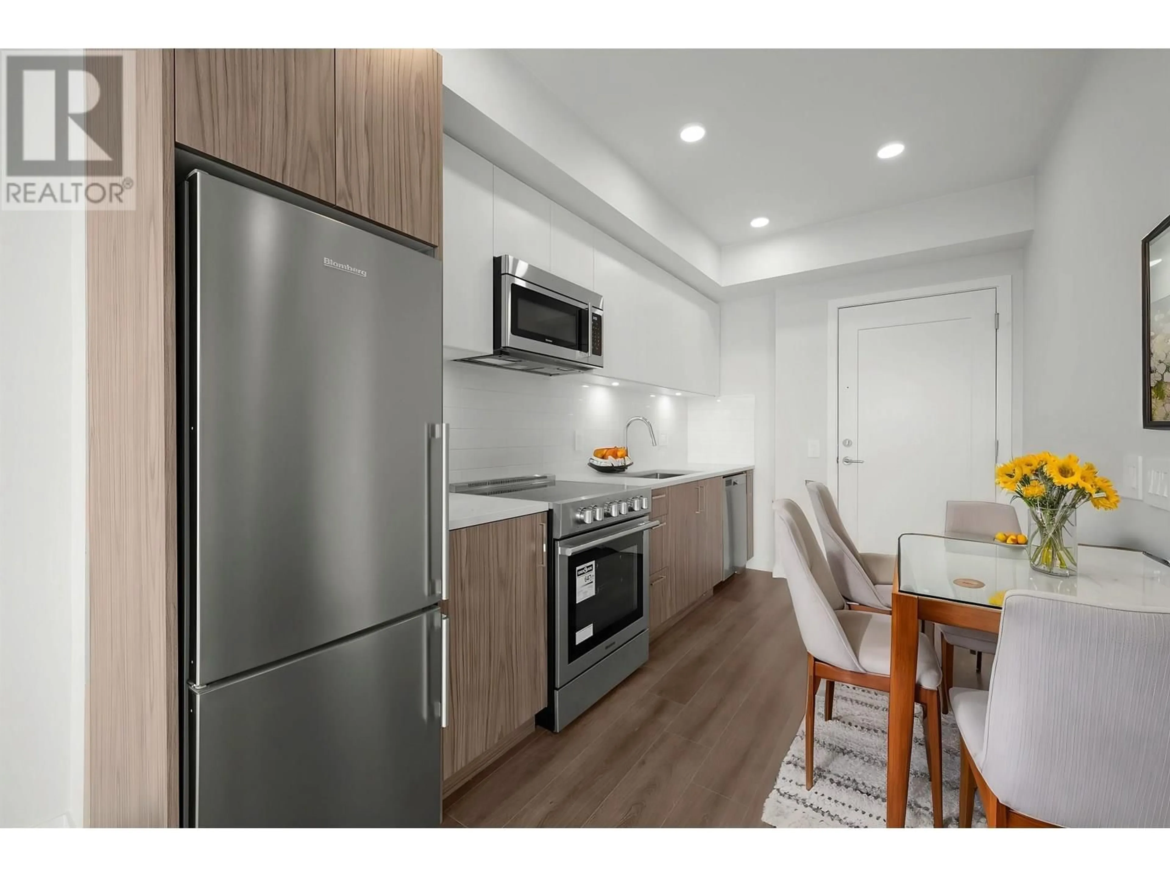 Standard kitchen, wood/laminate floor for 405 - 5535 HASTINGS STREET, Burnaby British Columbia V5B1R2
