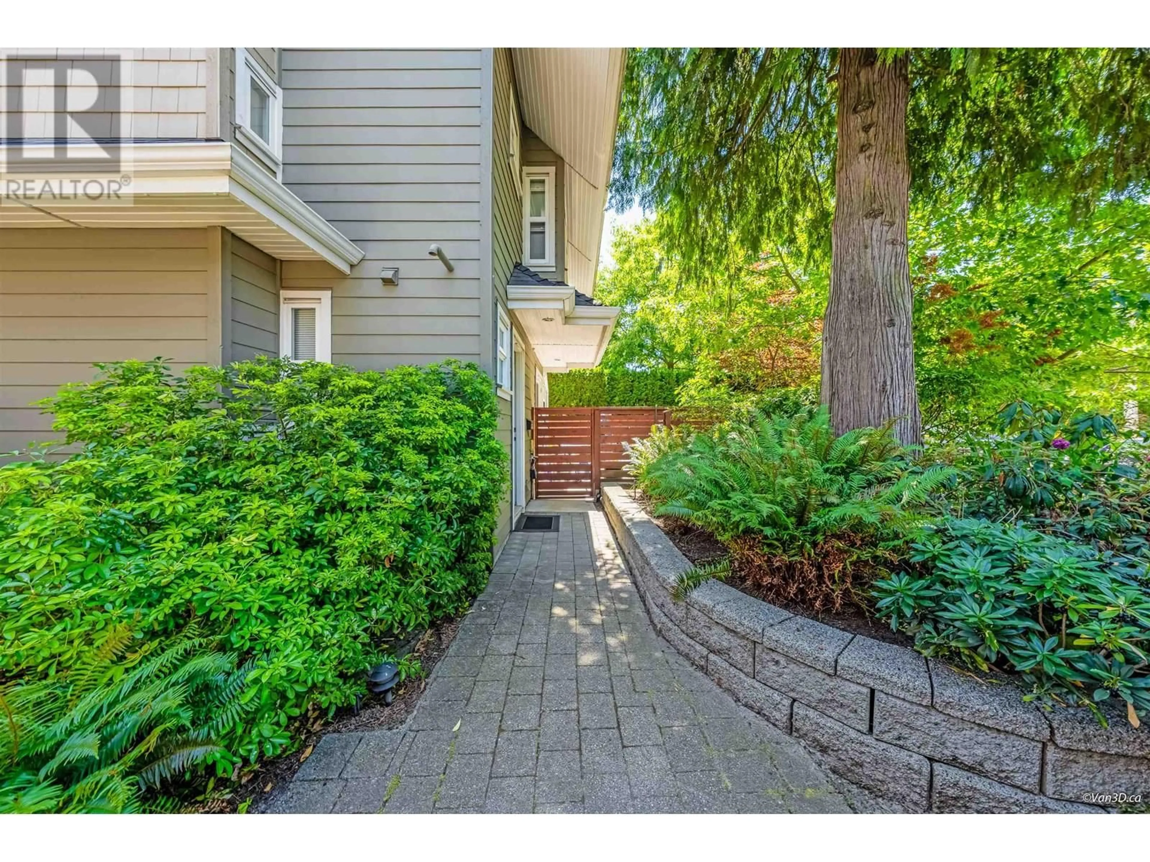 Indoor entryway for 1626 ST. ANDREWS AVENUE, North Vancouver British Columbia V7L3L6