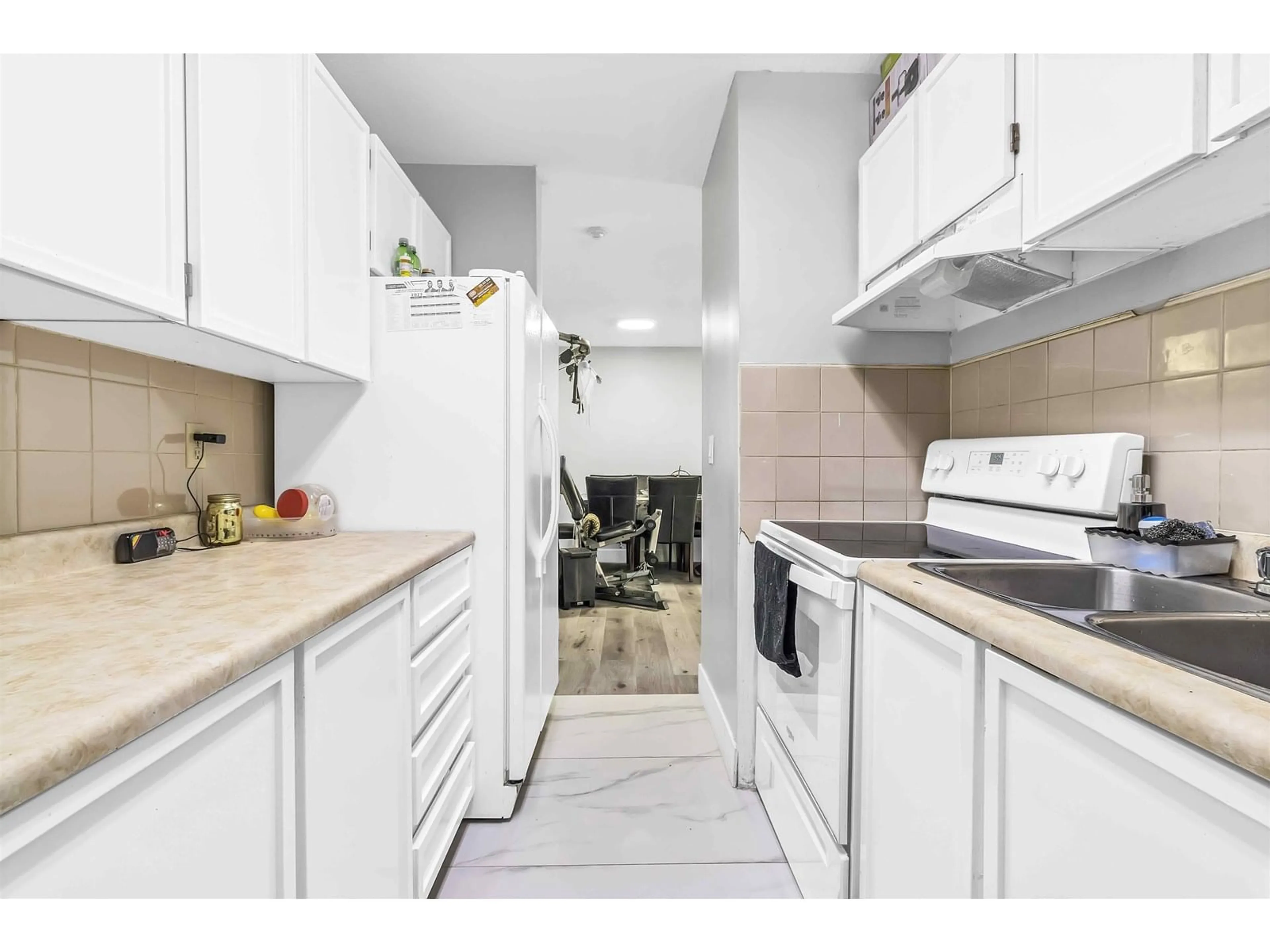 Standard kitchen, unknown for 102 - 7155 134, Surrey British Columbia V3W4T1