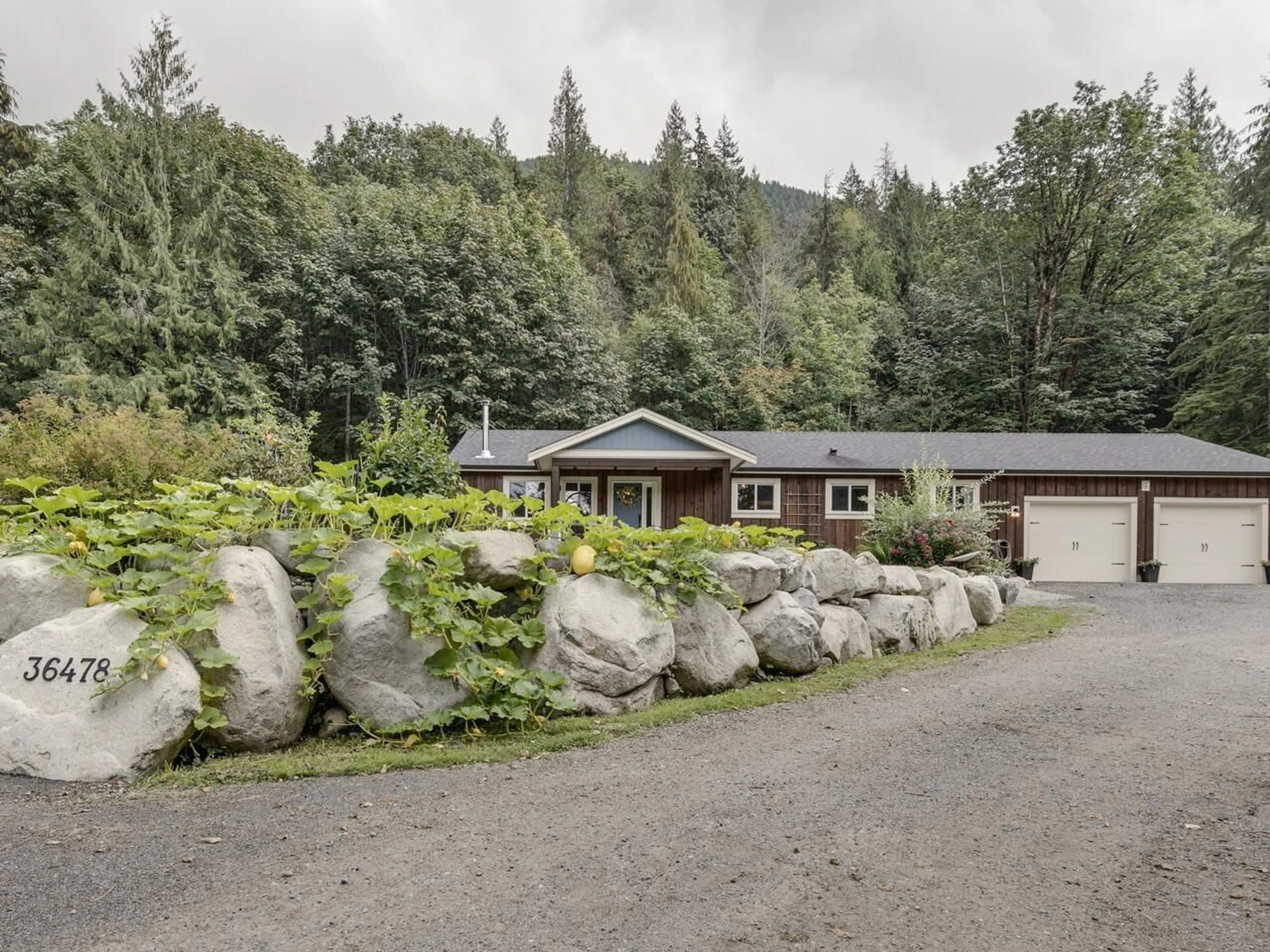 A pic from outside/outdoor area/front of a property/back of a property/a pic from drone, unknown for 36478 CASCADE RIDGE, Mission British Columbia V2V7G9