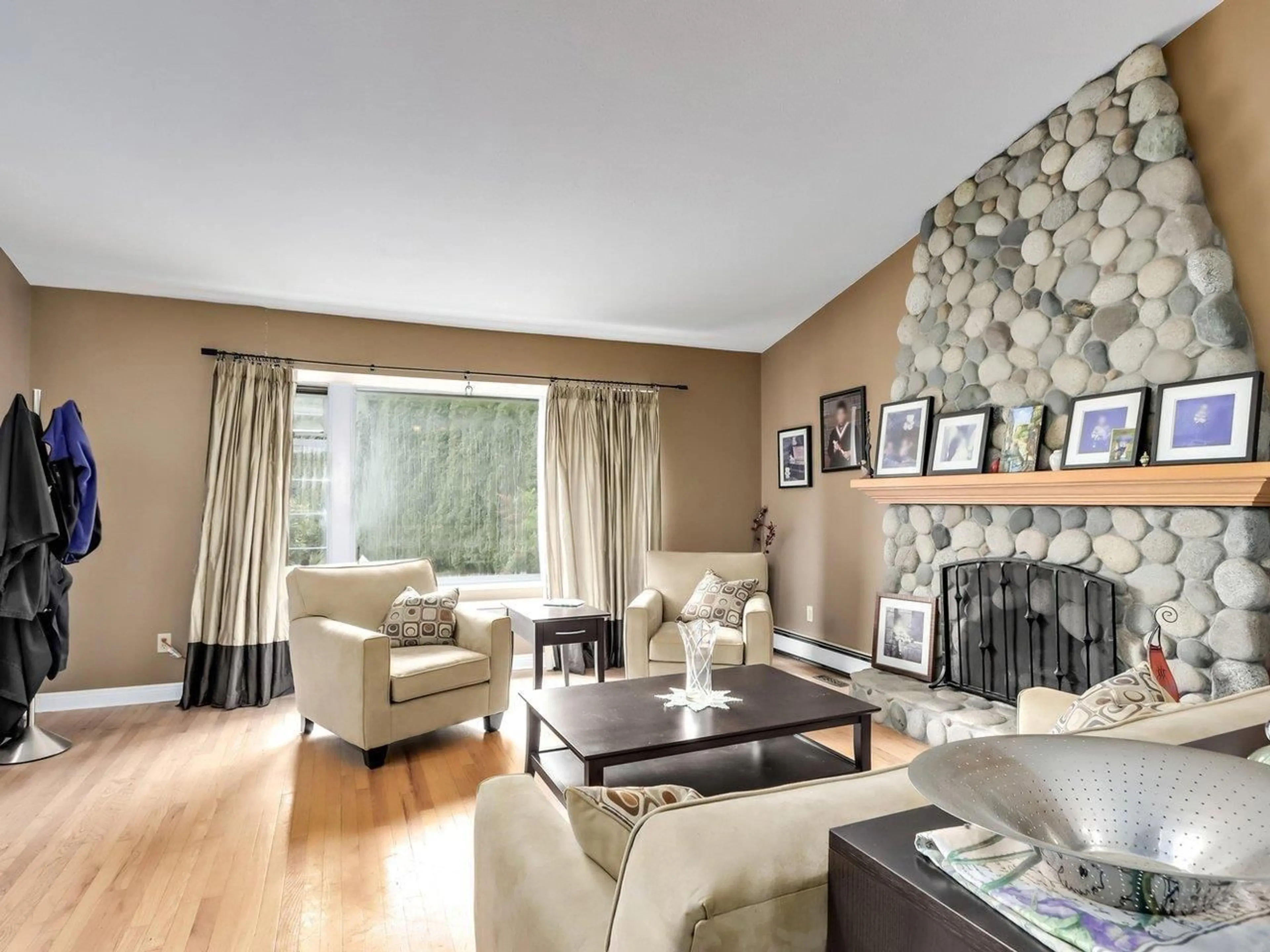 Living room with furniture, wood/laminate floor for 7361 149A, Surrey British Columbia V3S3H4
