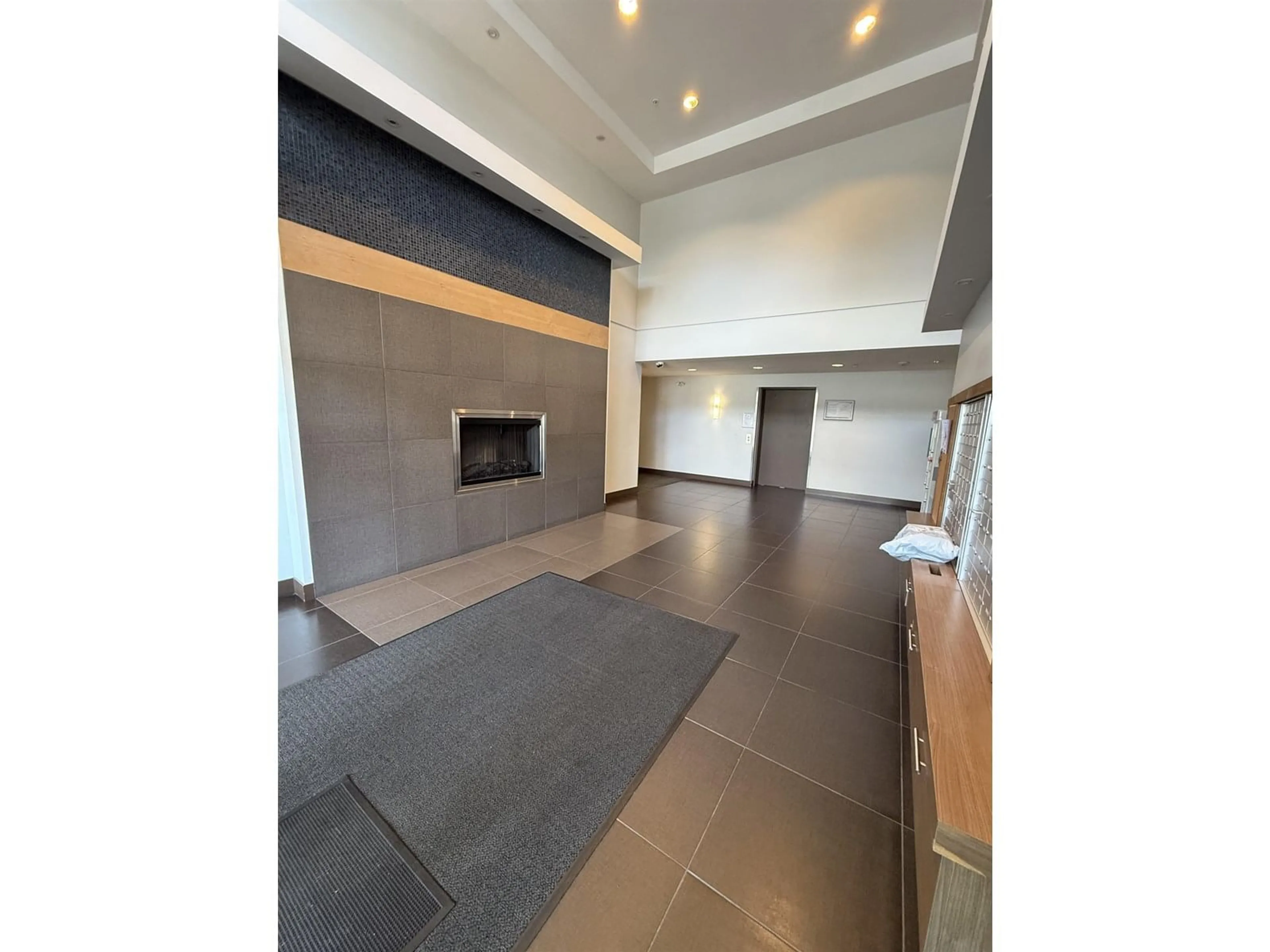 Indoor foyer for 216 - 13555 GATEWAY, Surrey British Columbia V3T0B5