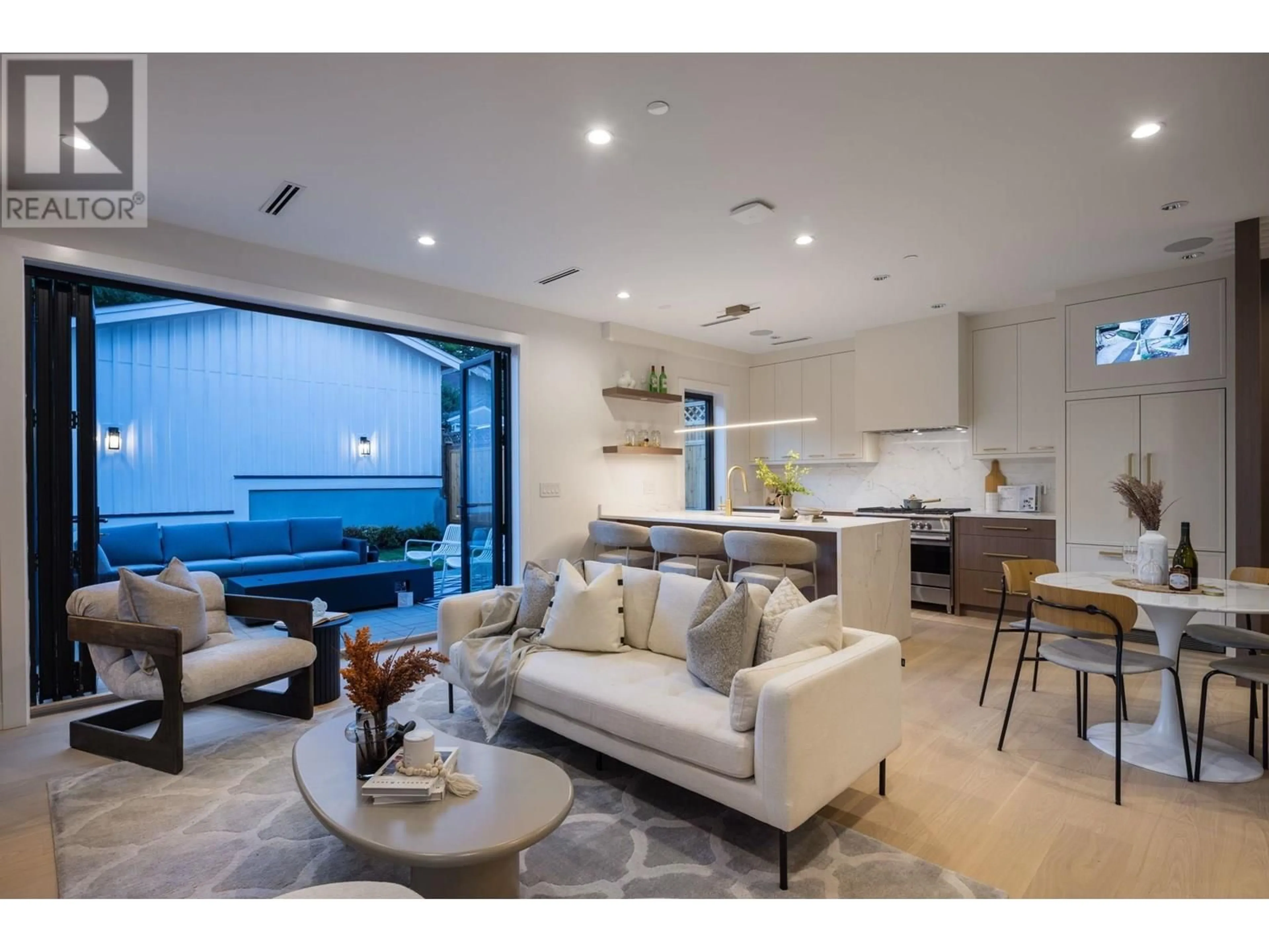 Unknown for 1876 GARDEN DRIVE, Vancouver British Columbia V5N4W7