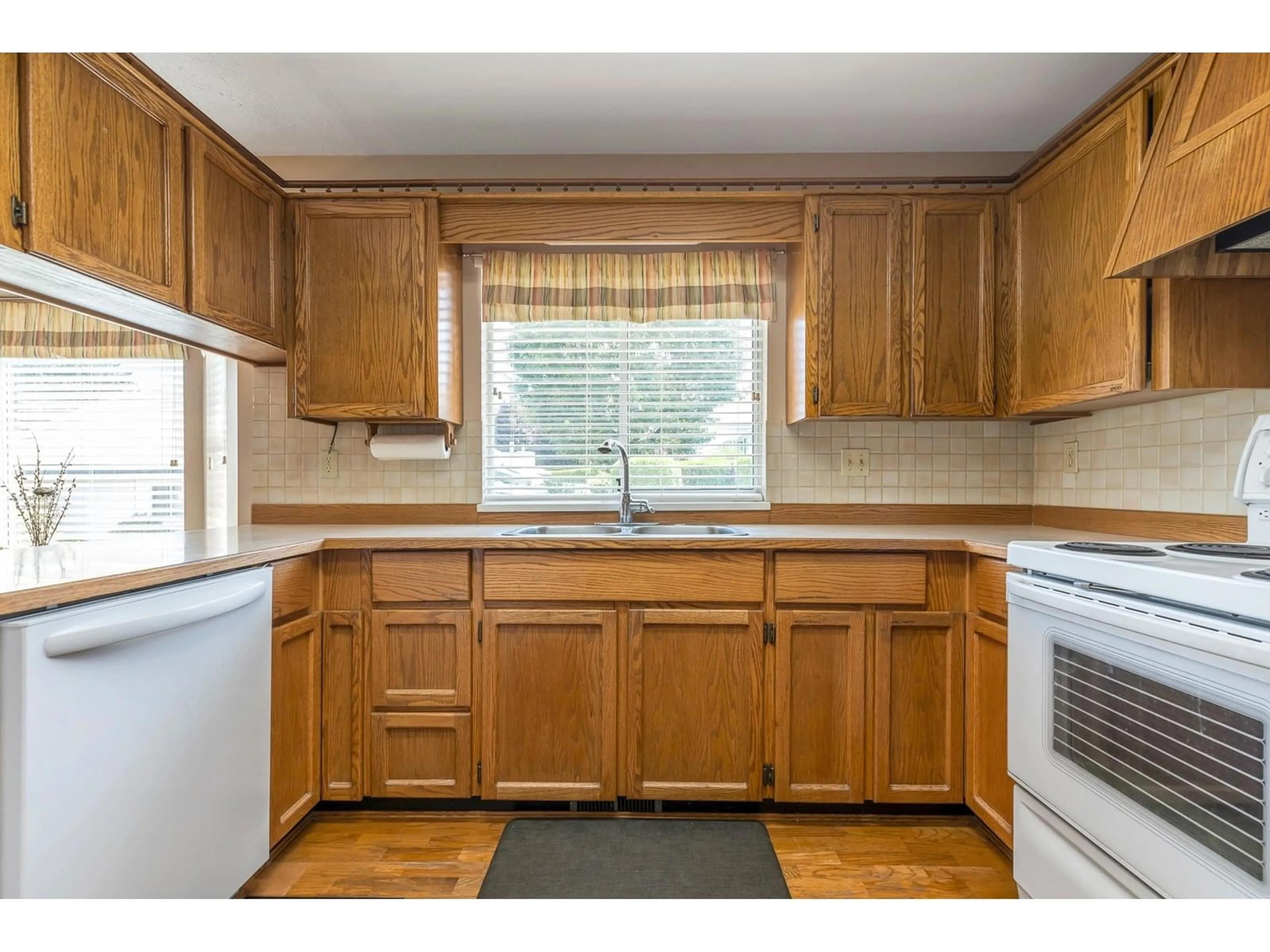 Standard kitchen, wood/laminate floor for 26 - 3054 TRAFALGAR, Abbotsford British Columbia V2S7X6