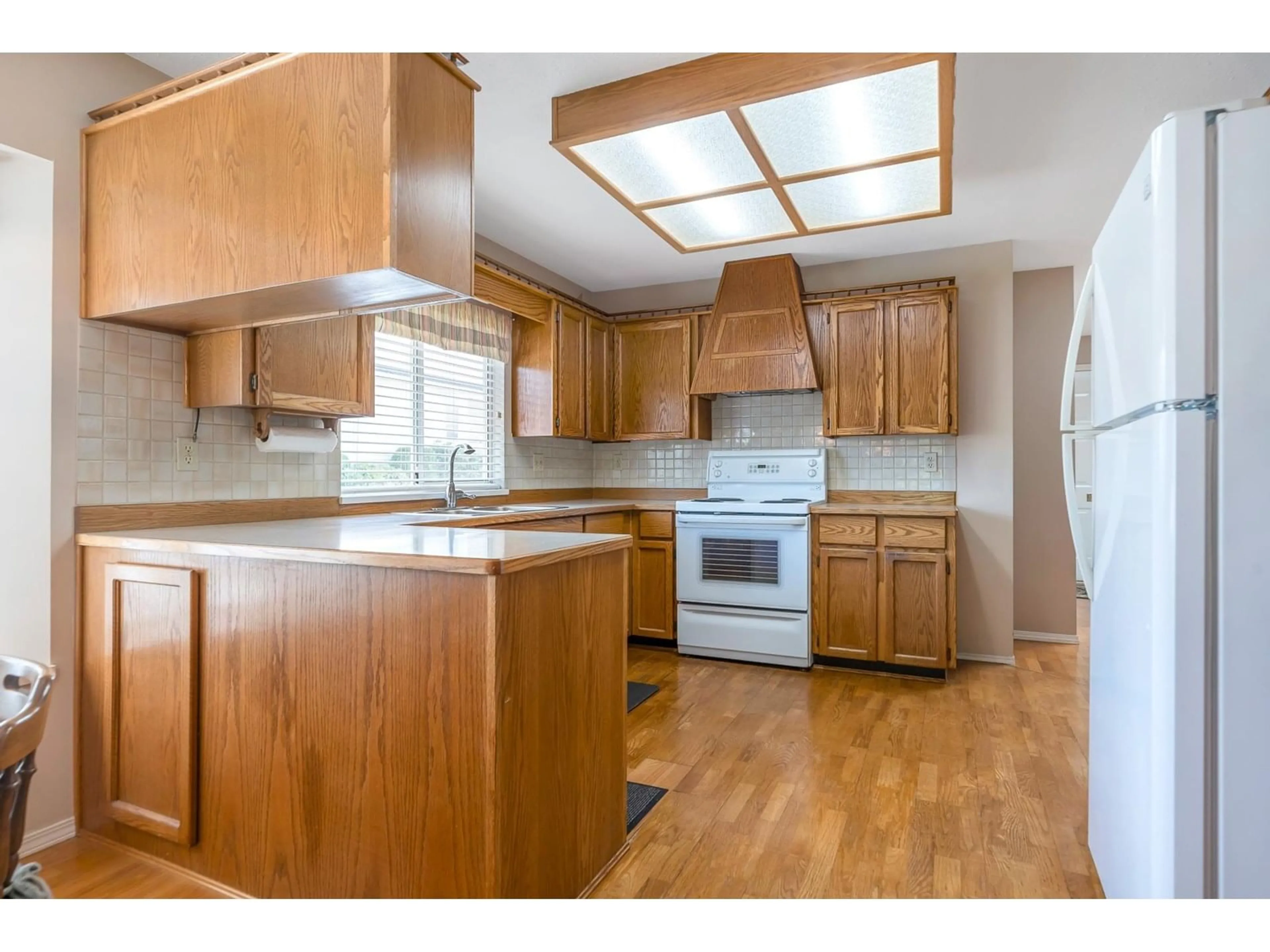 Standard kitchen, wood/laminate floor for 26 - 3054 TRAFALGAR, Abbotsford British Columbia V2S7X6