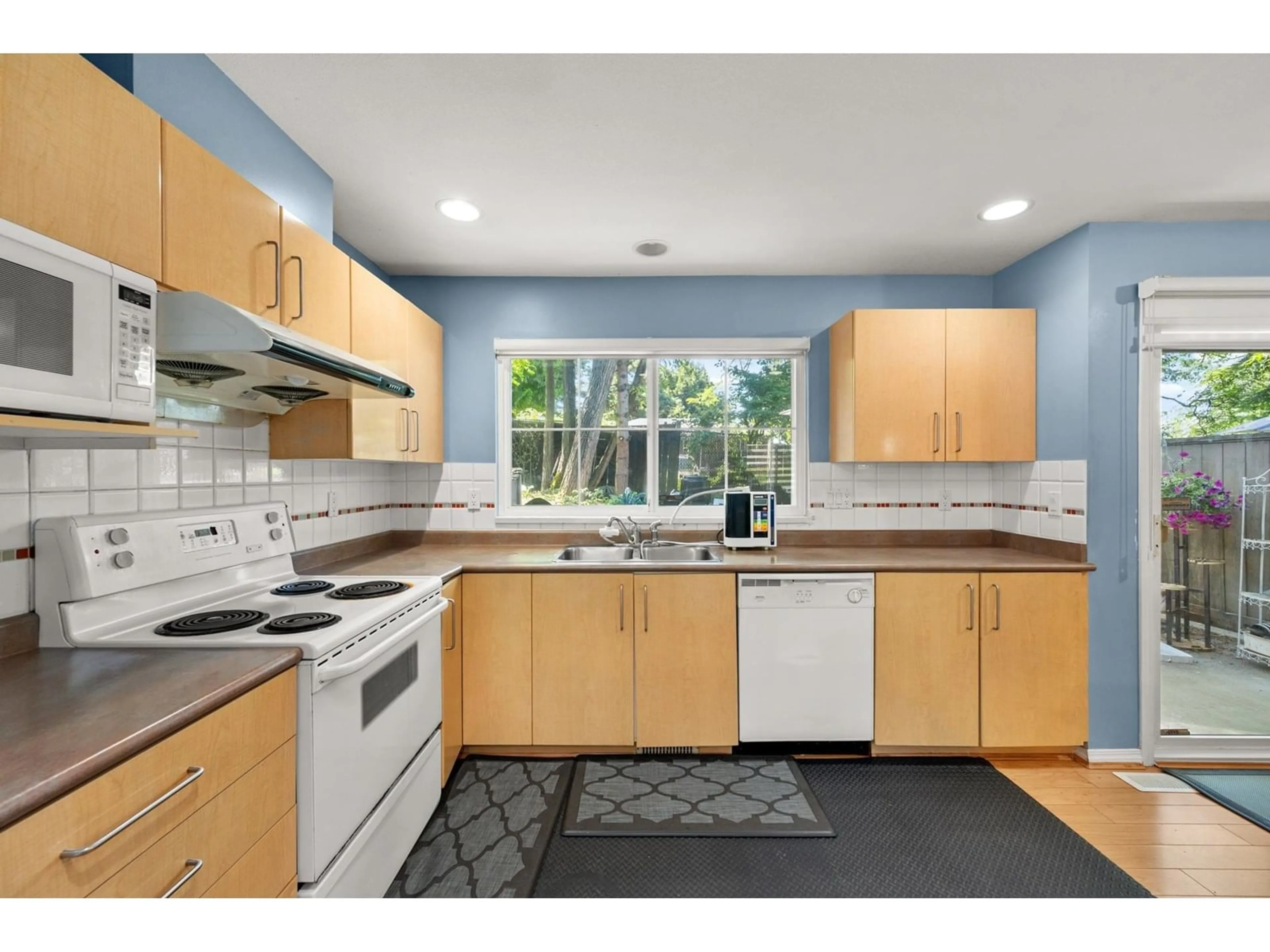 Standard kitchen, unknown for 27 - 8888 151, Surrey British Columbia V3R0Z9