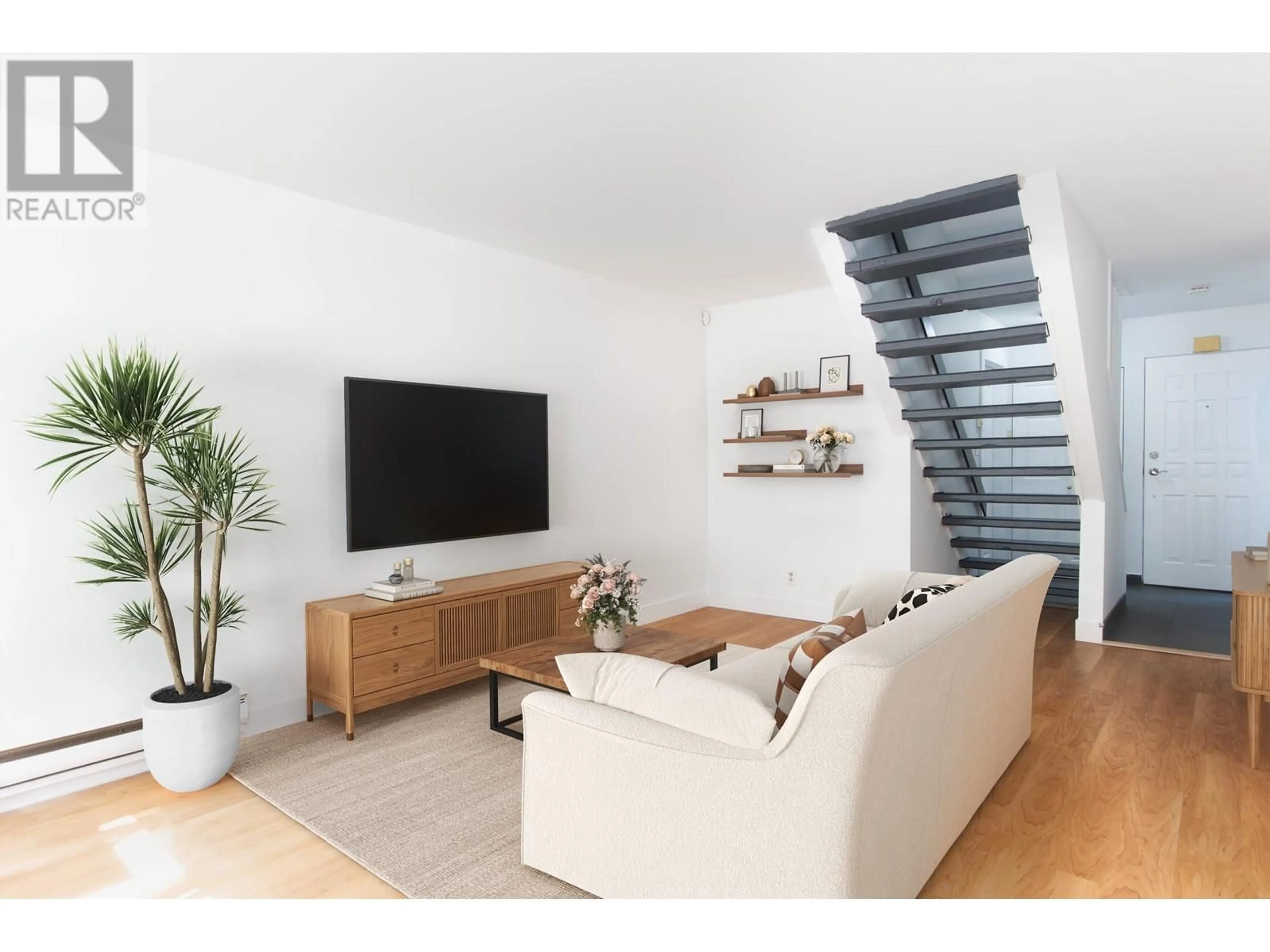 Living room with furniture, wood/laminate floor for 11 - 38455 WILSON CRESCENT, Squamish British Columbia V8B0G5