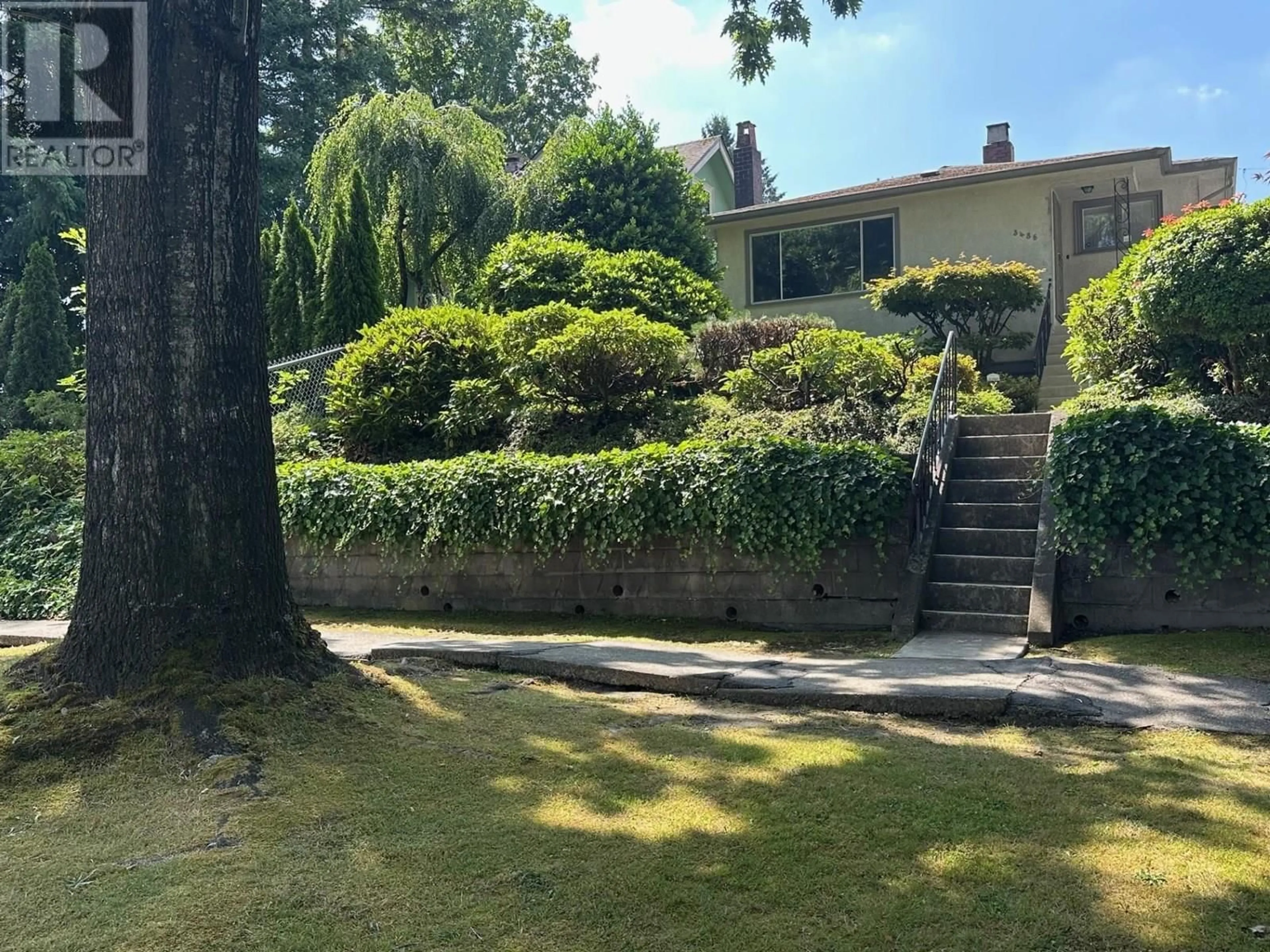 A pic from outside/outdoor area/front of a property/back of a property/a pic from drone, unknown for 3486 22ND AVENUE, Vancouver British Columbia V5M2Z4