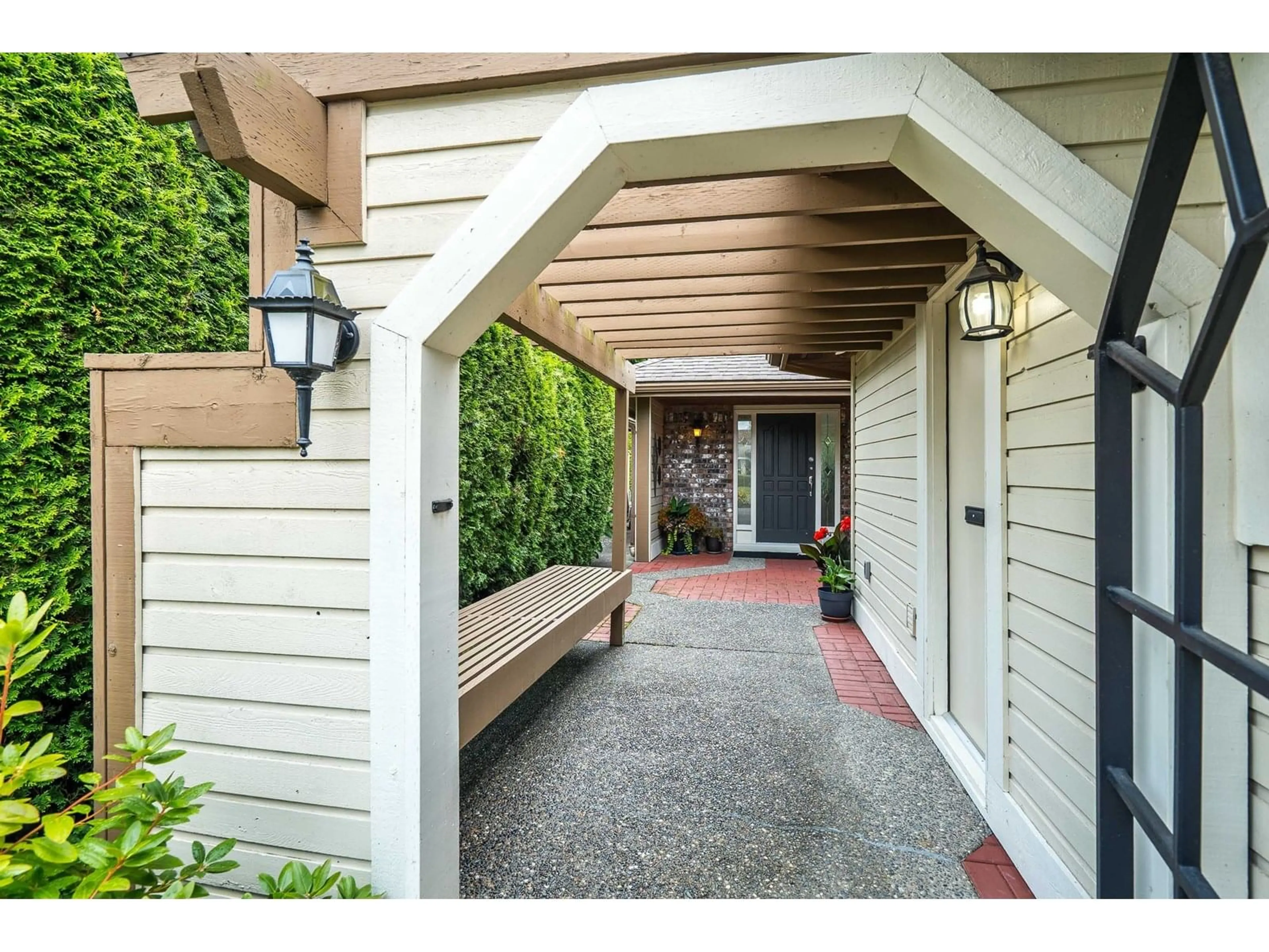 Indoor entryway for 1 - 1854 SOUTHMERE, Surrey British Columbia V4A6W9