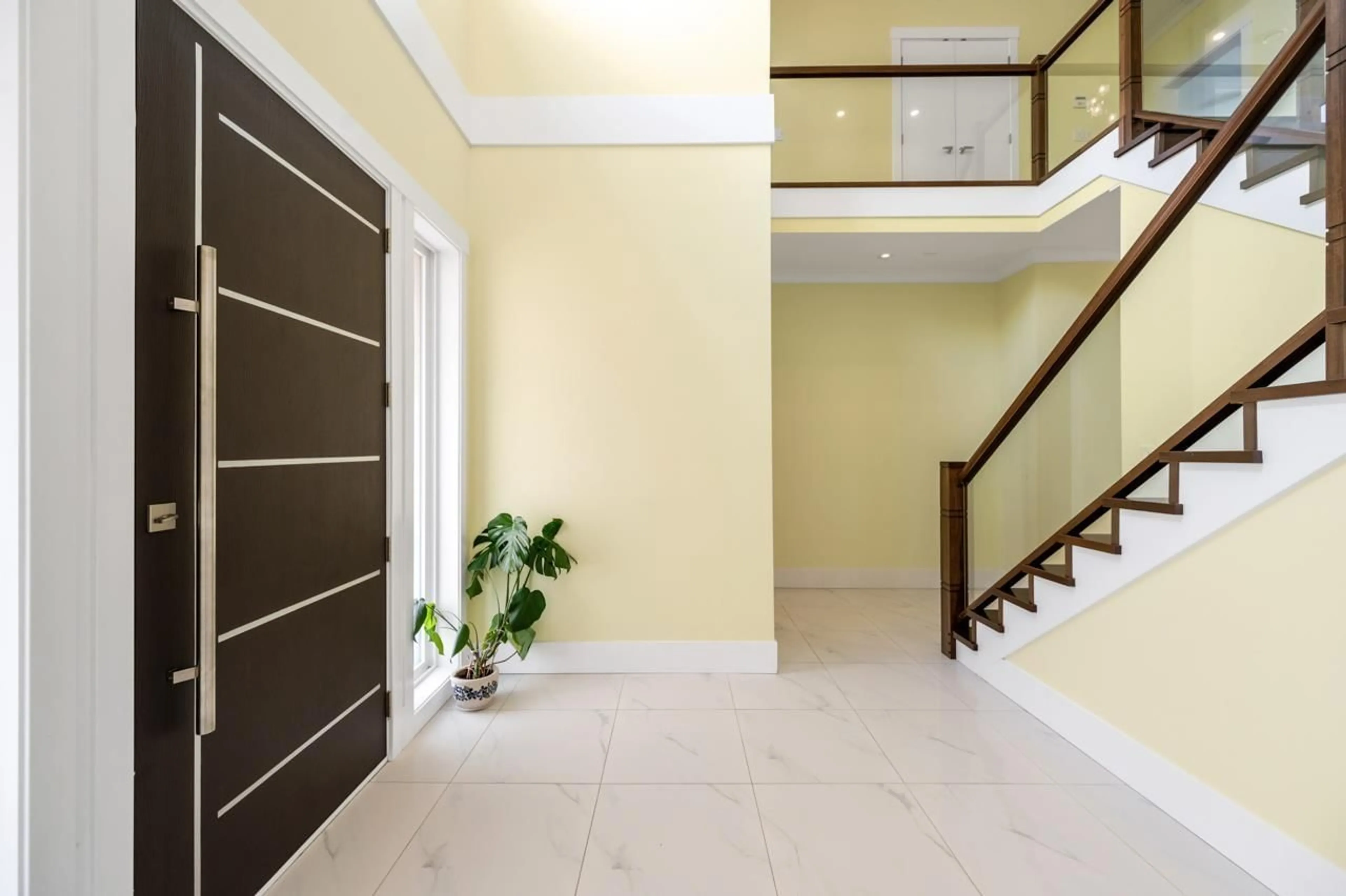Indoor foyer for 6711 123A, Surrey British Columbia V3W0Z1