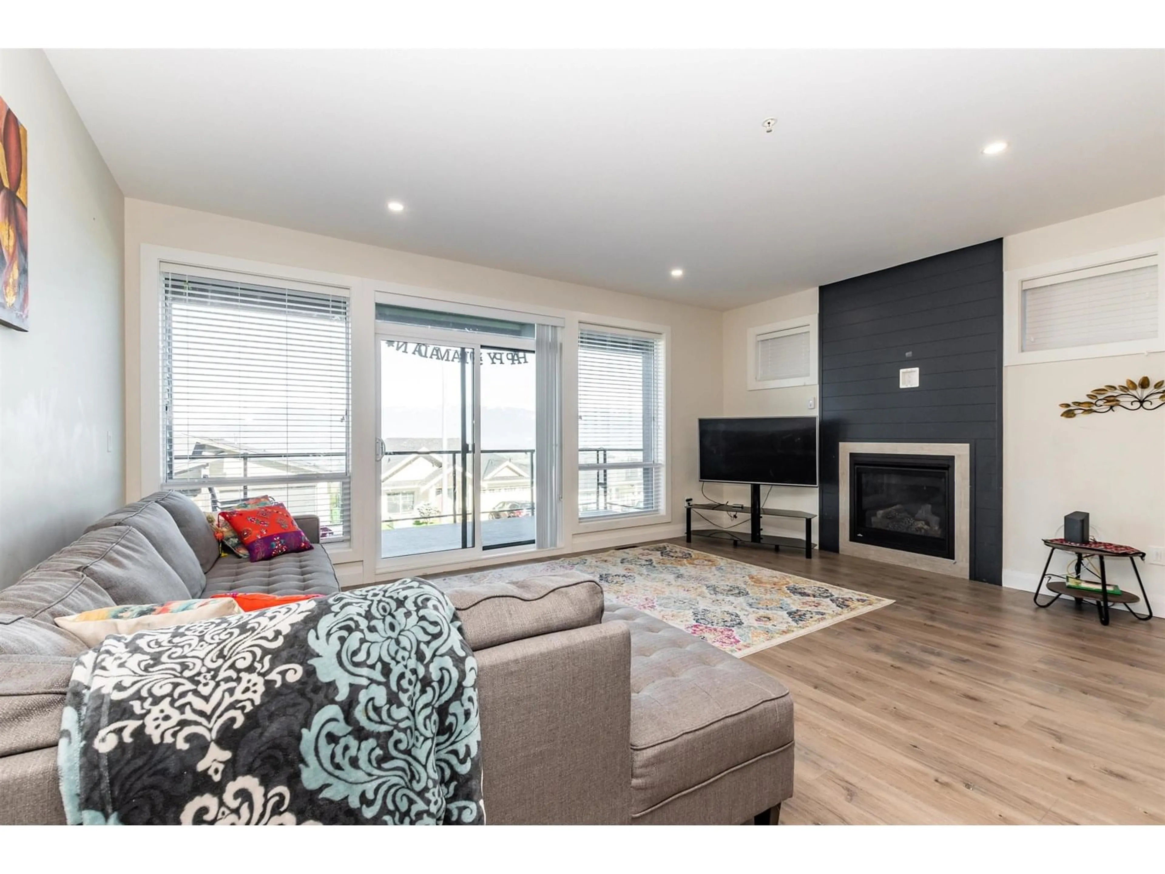 Living room with furniture, wood/laminate floor for 47190 SYLVAN DRIVE, Chilliwack British Columbia V2R0R8