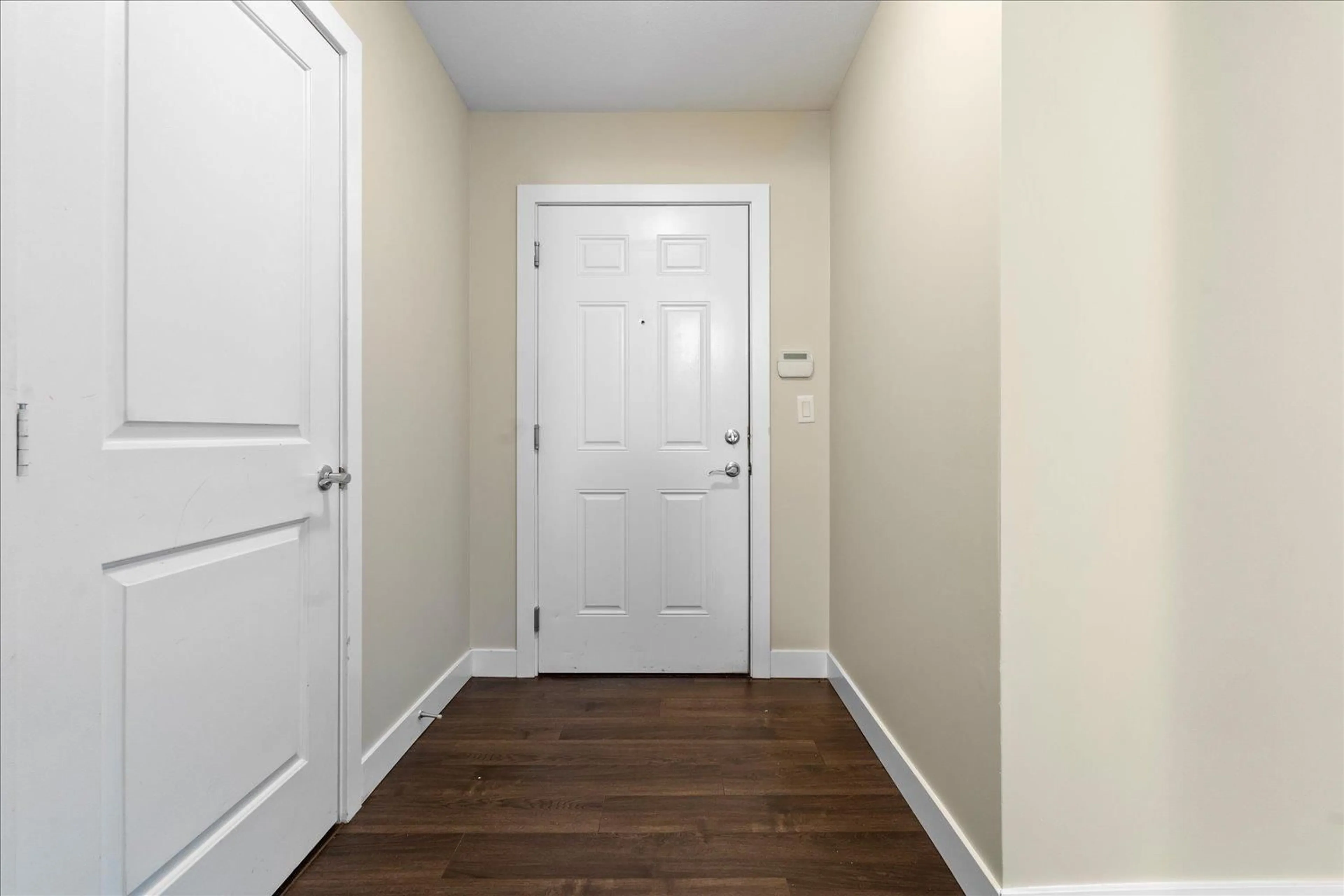 Indoor entryway for 107 - 46289 YALE ROAD, Chilliwack British Columbia V2P0B9