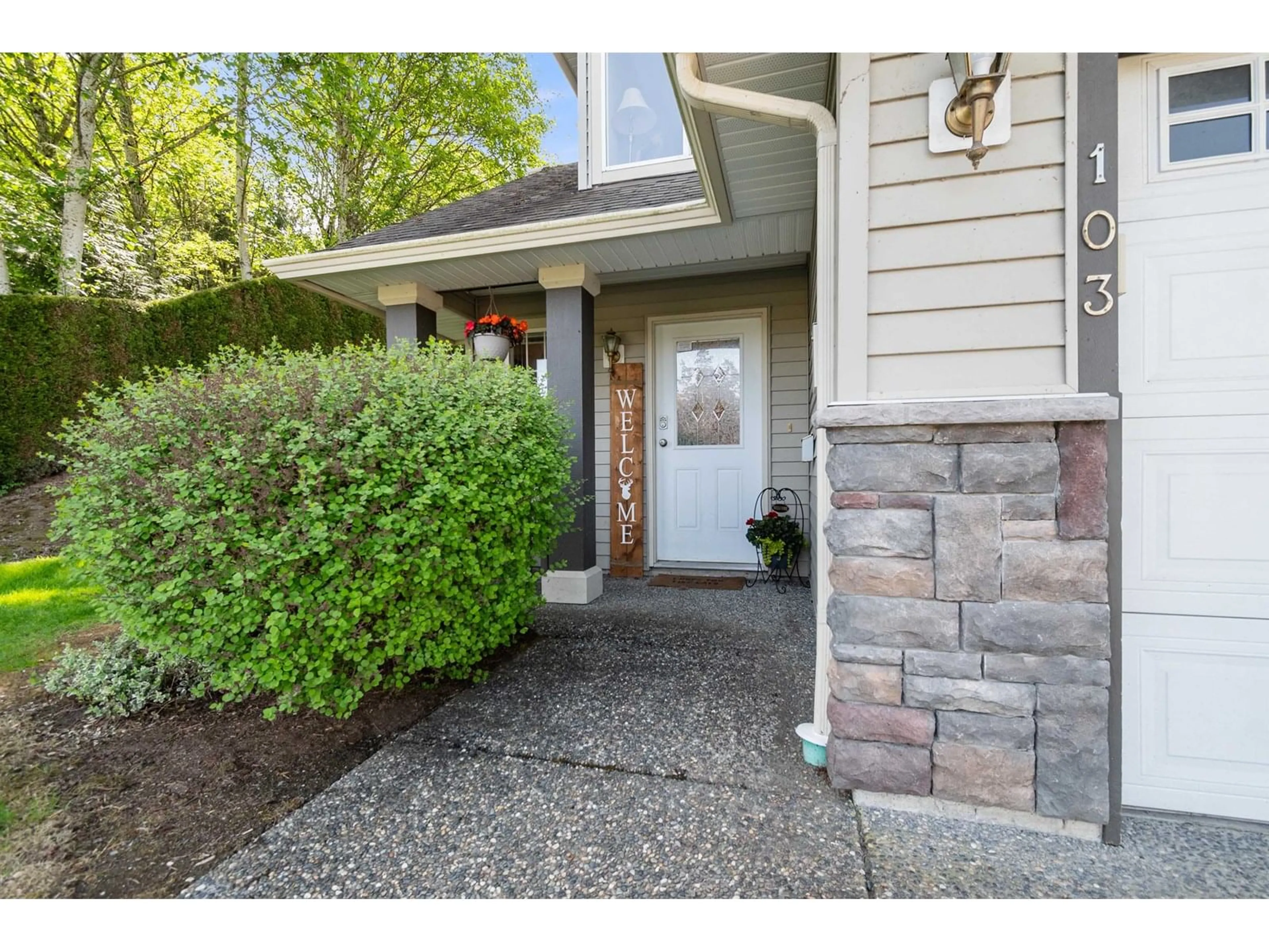 Indoor entryway for 103 - 46360 VALLEYVIEW ROAD, Chilliwack British Columbia V2R5L7