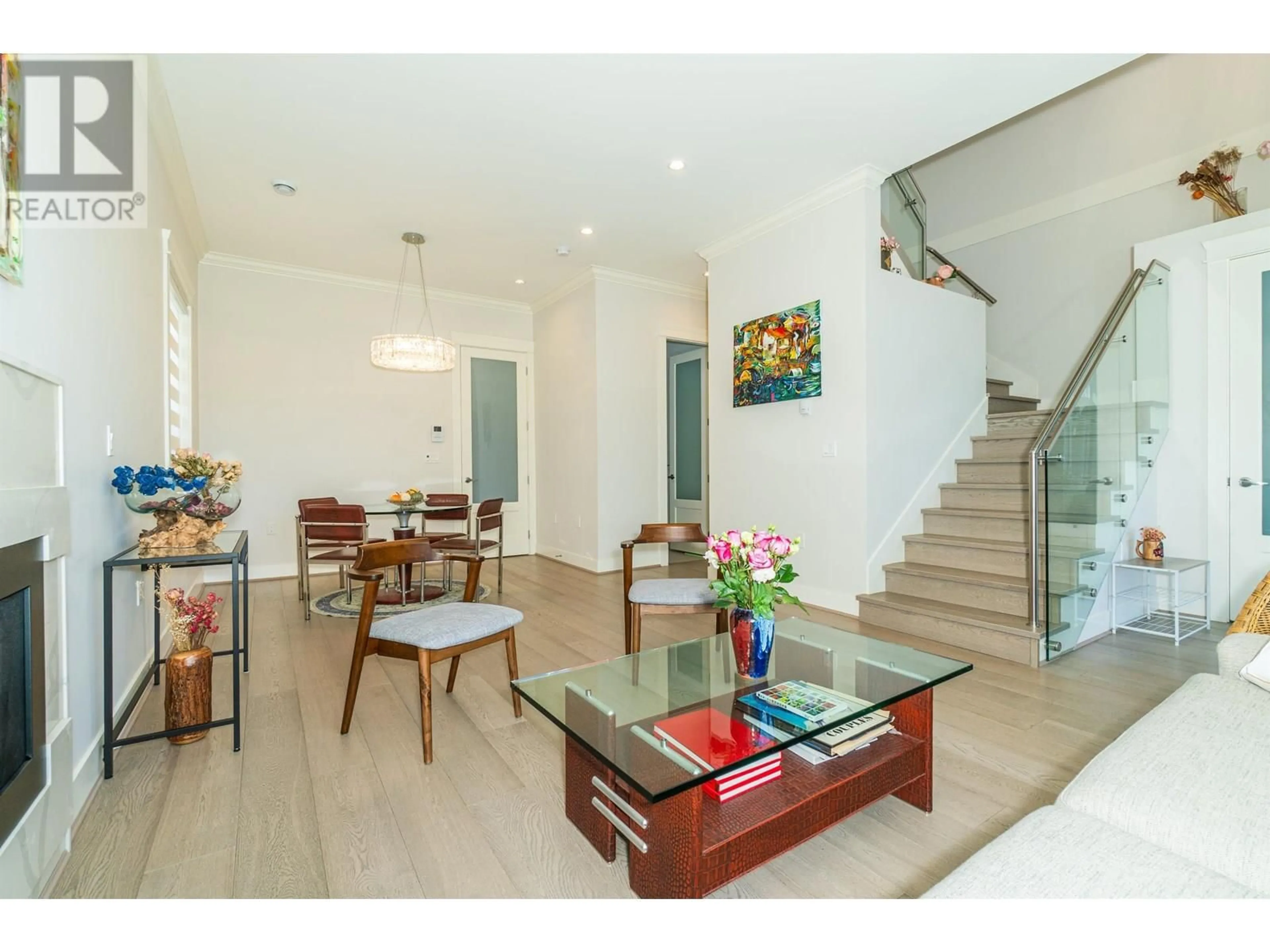 Indoor foyer for 4289 PARKER STREET, Burnaby British Columbia V5C3C4