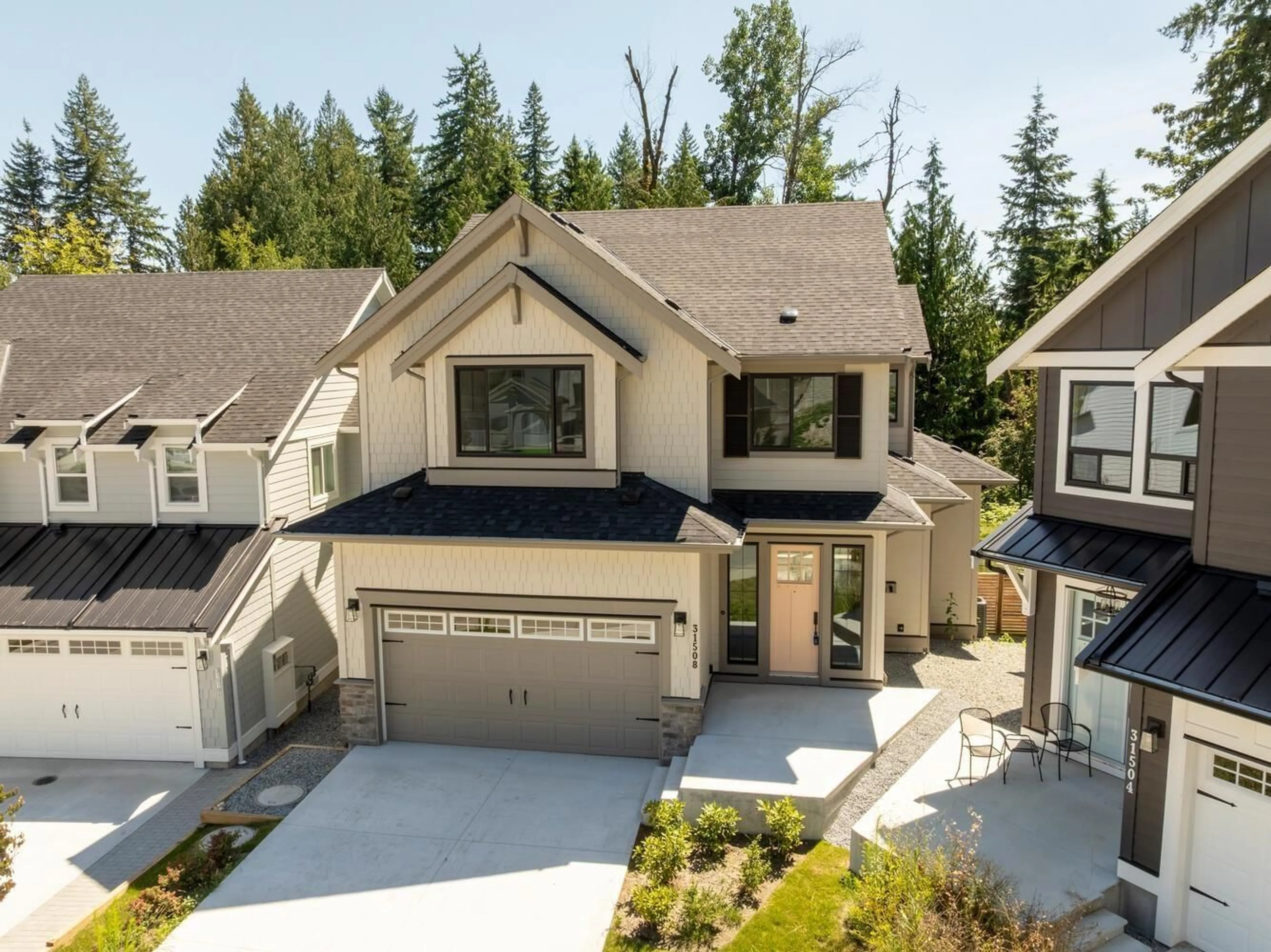 A pic from outside/outdoor area/front of a property/back of a property/a pic from drone, street for 31508 MCCREATH, Mission British Columbia V4S0E9