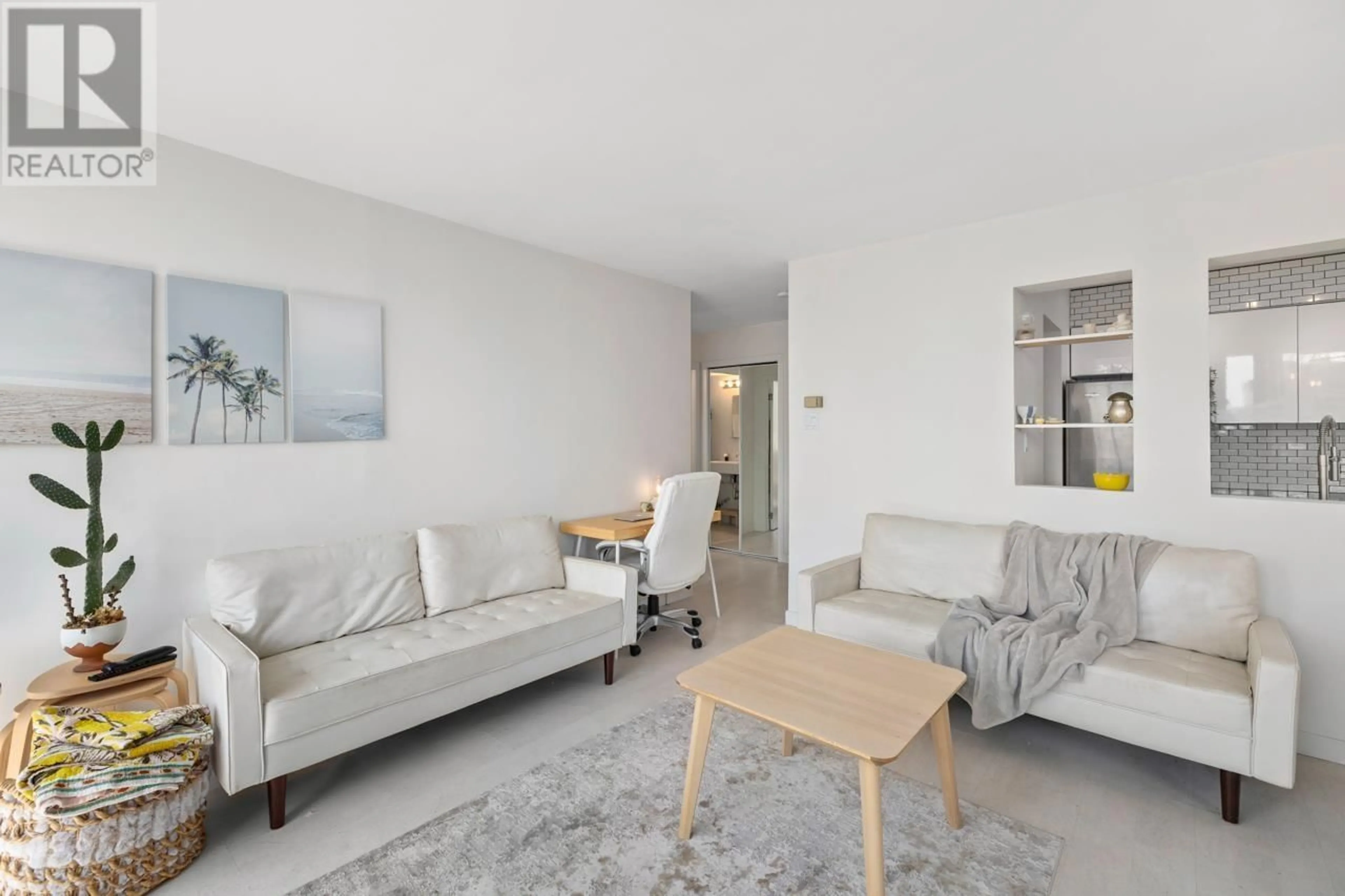 Living room with furniture, unknown for 502 - 1737 DUCHESS AVENUE, West Vancouver British Columbia V7V1P8