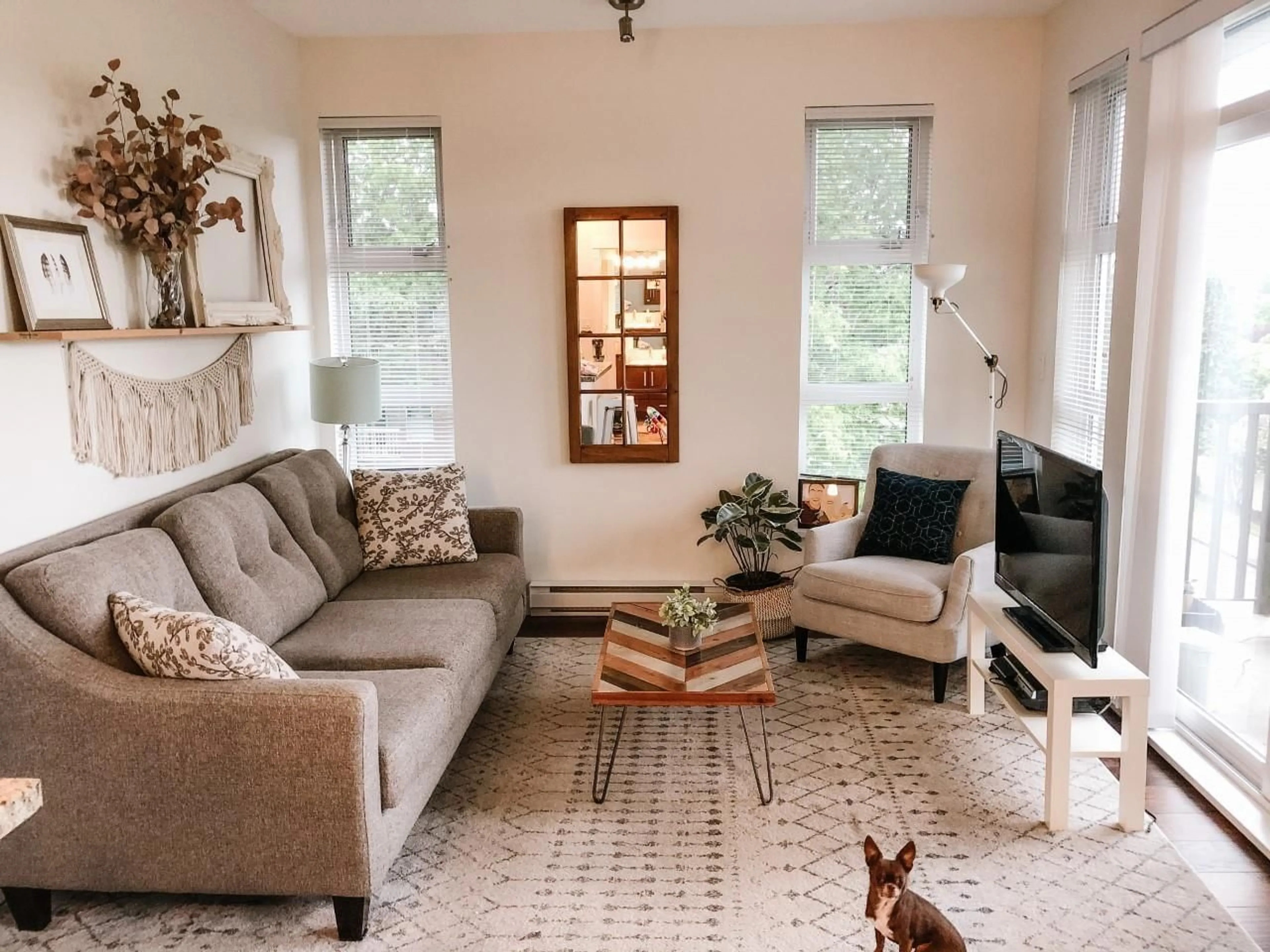 Living room with furniture, unknown for 402 - 15168 19, Surrey British Columbia V4A0A5