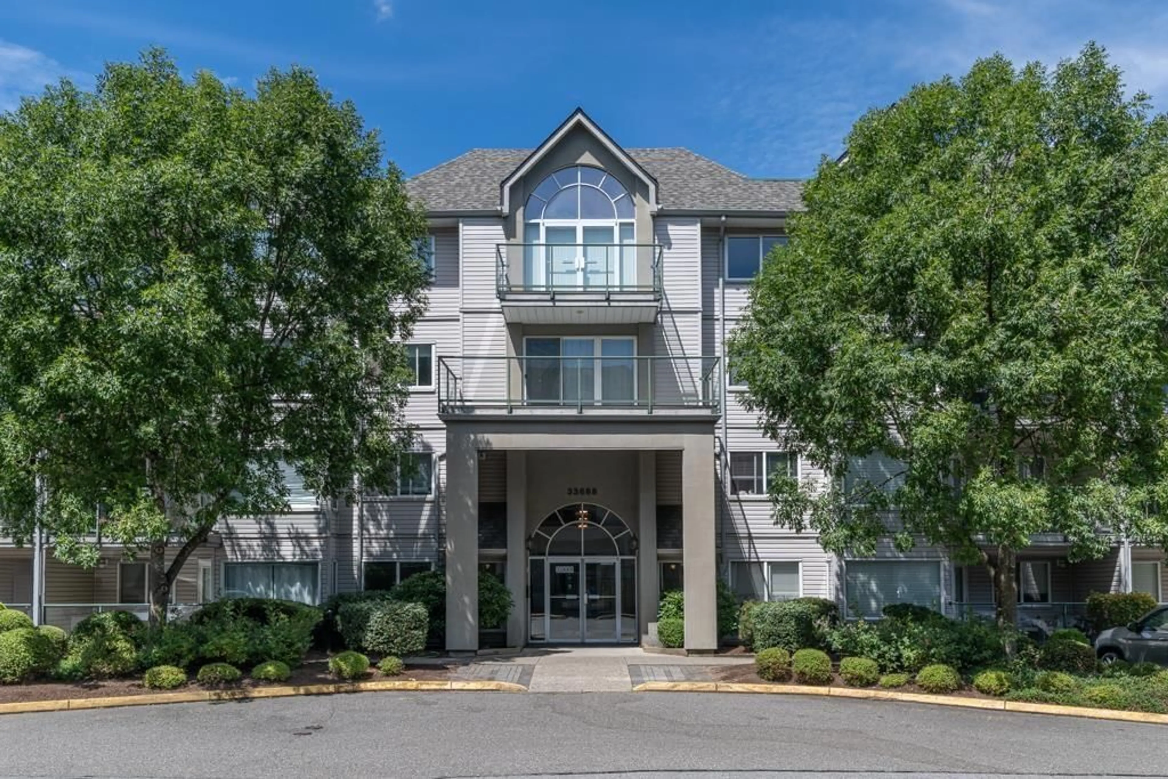 Indoor foyer for 211 - 33688 KING, Abbotsford British Columbia V2S7P9