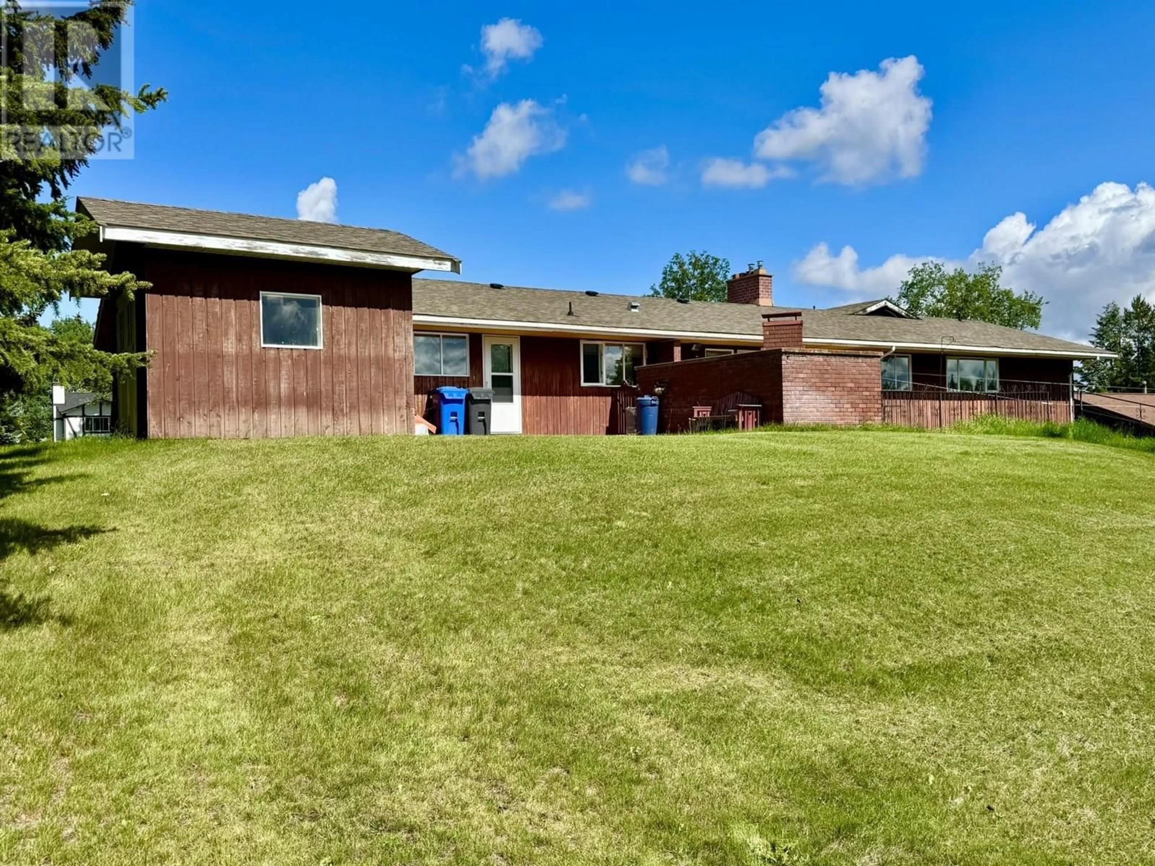 A pic from outside/outdoor area/front of a property/back of a property/a pic from drone, building for 355 EVERGREEN CRESCENT, 100 Mile House British Columbia V0K2E0