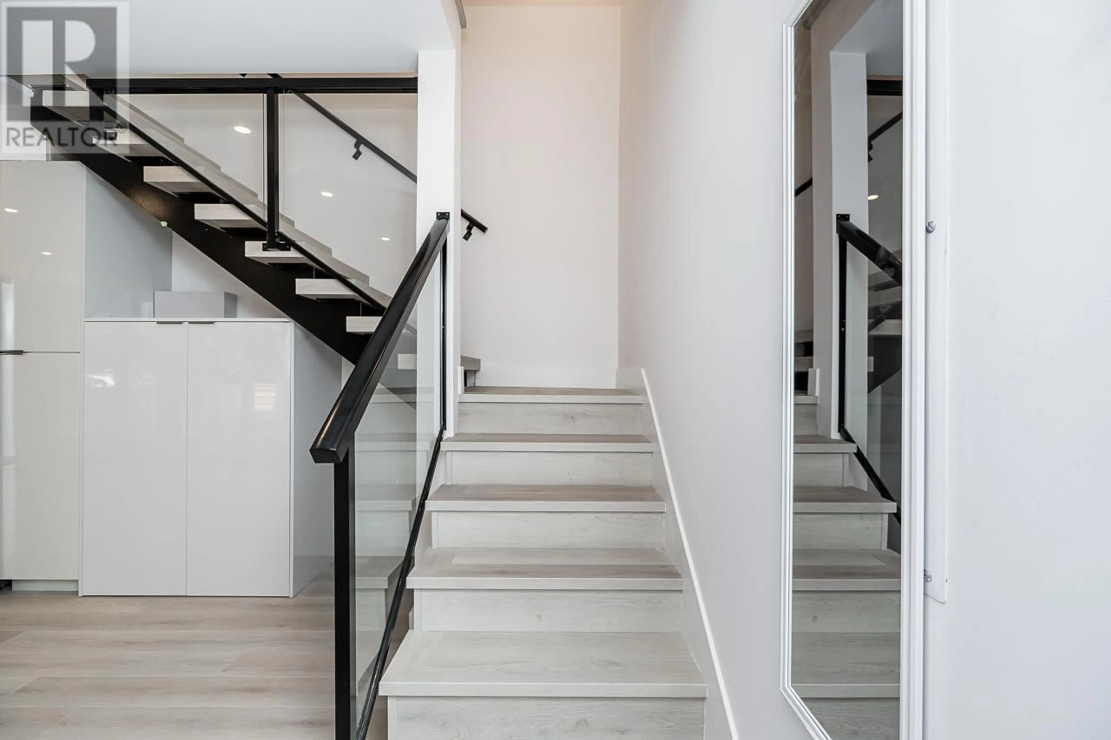 Stairs for 1 - 1936 36TH AVENUE, Vancouver British Columbia V5P1C8
