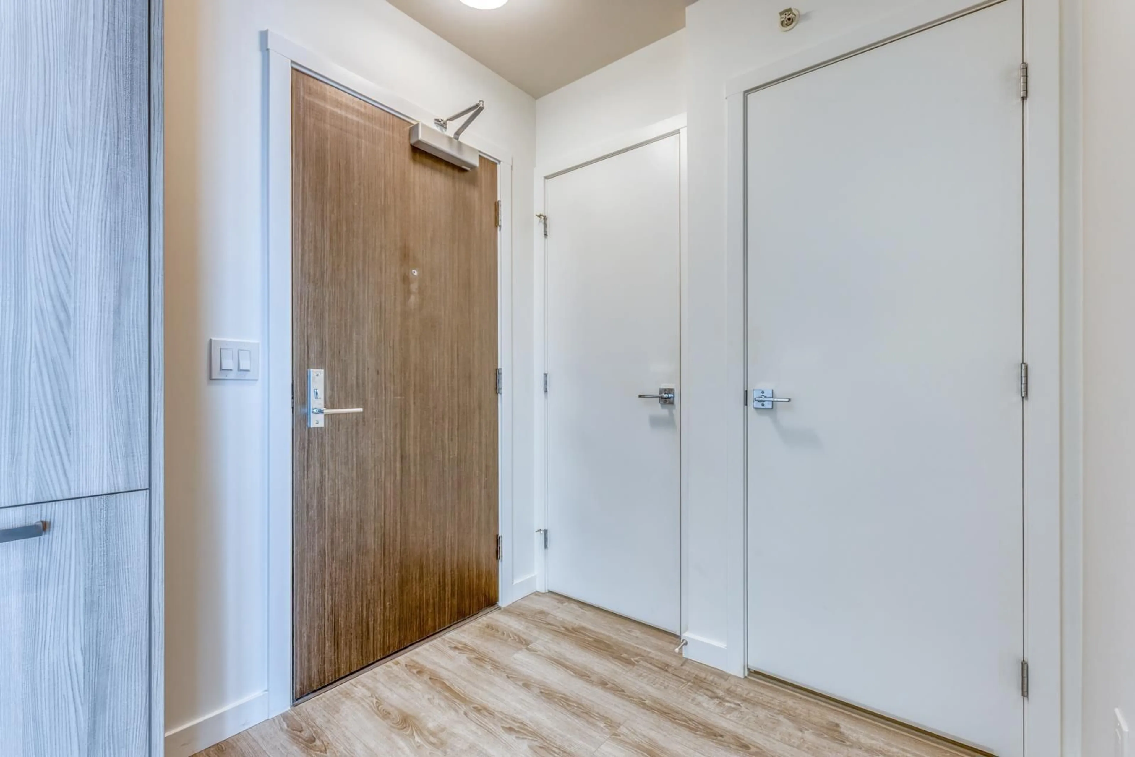 Indoor entryway for 910 - 13350 CENTRAL, Surrey British Columbia V3T0S1