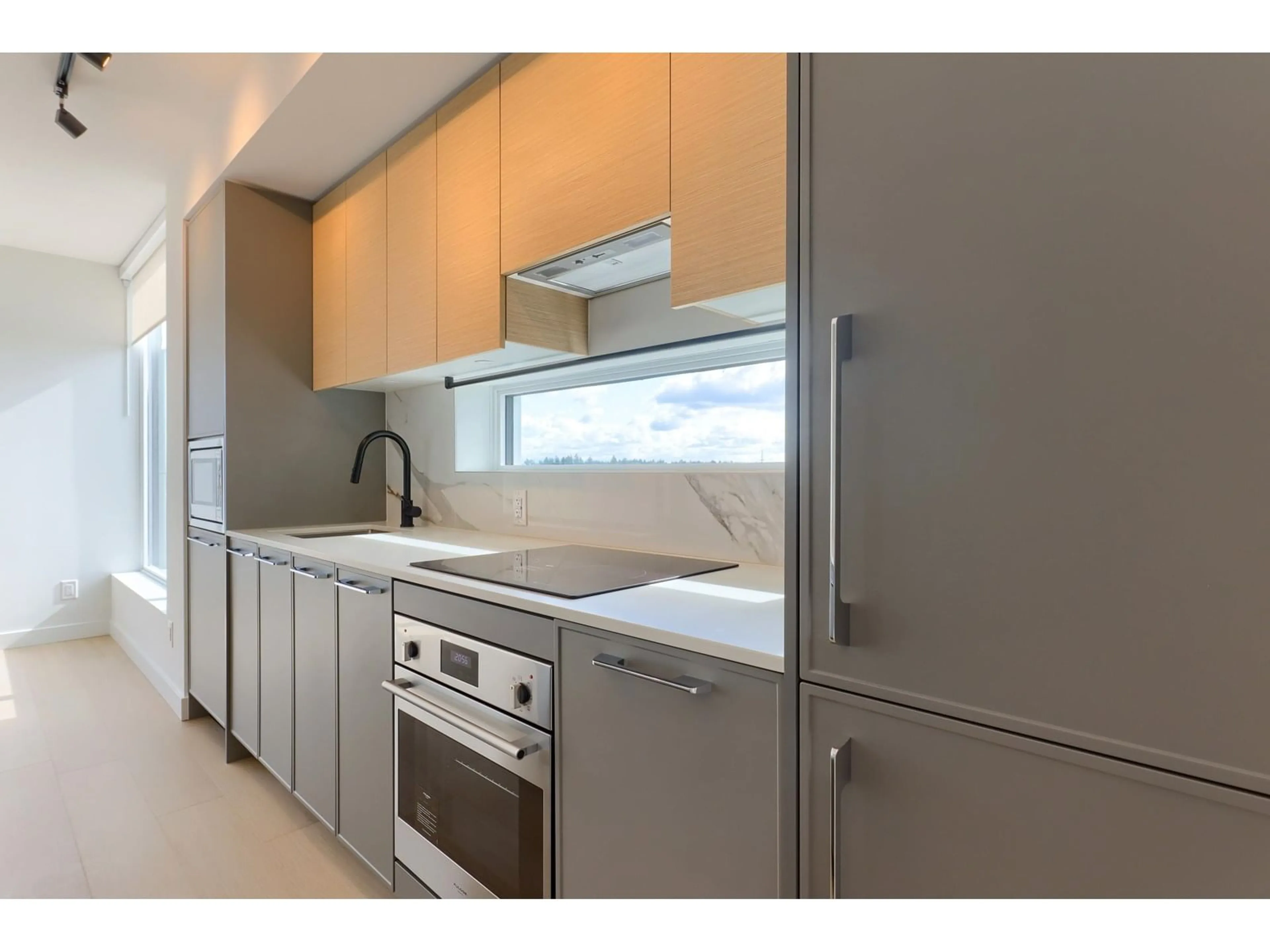 Standard kitchen, unknown for 1609 - 13725 GEORGE JUNCTION, Surrey British Columbia V3T0V7
