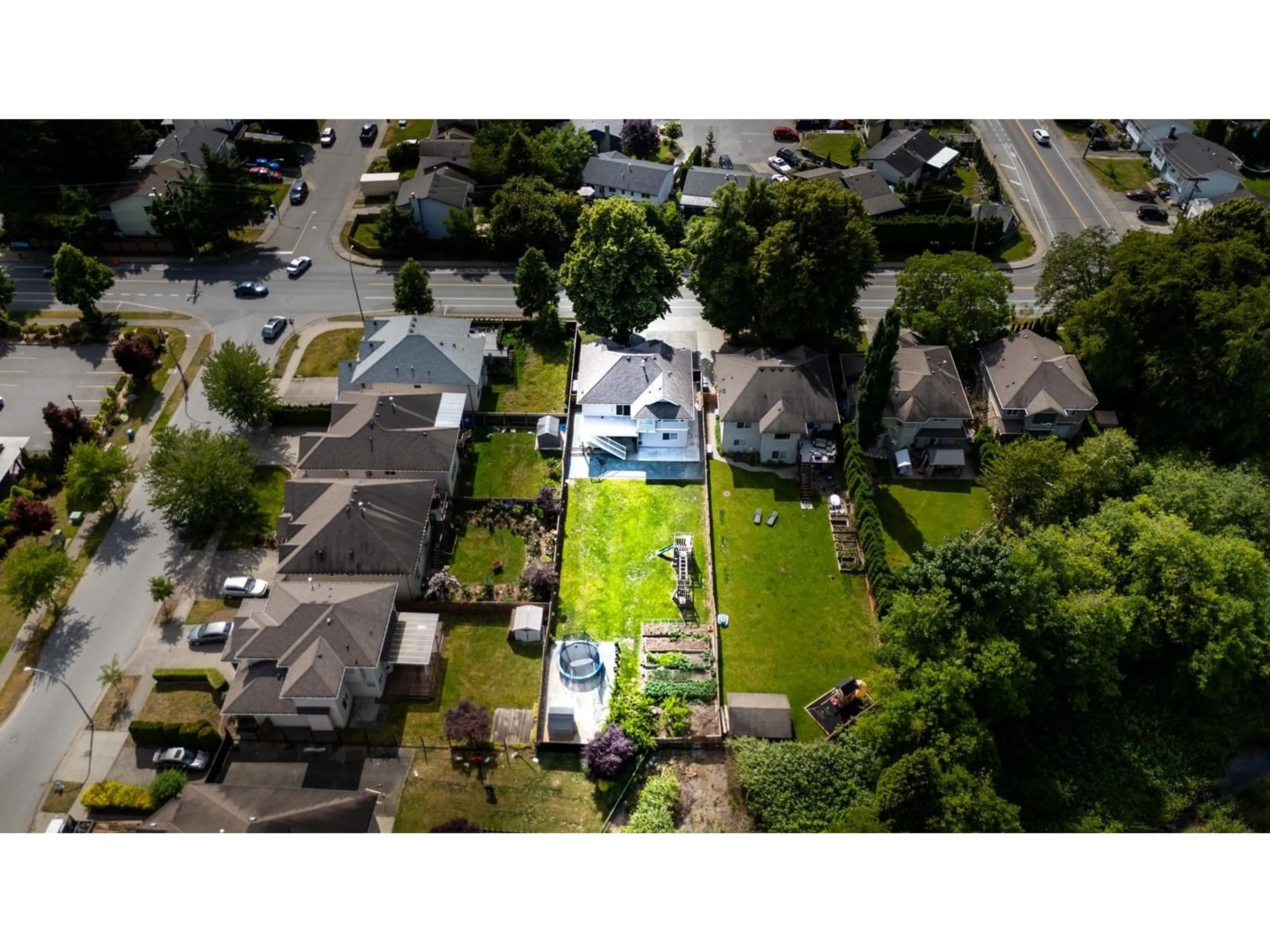 A pic from outside/outdoor area/front of a property/back of a property/a pic from drone, street for 3162 STATION, Abbotsford British Columbia V4X2S8