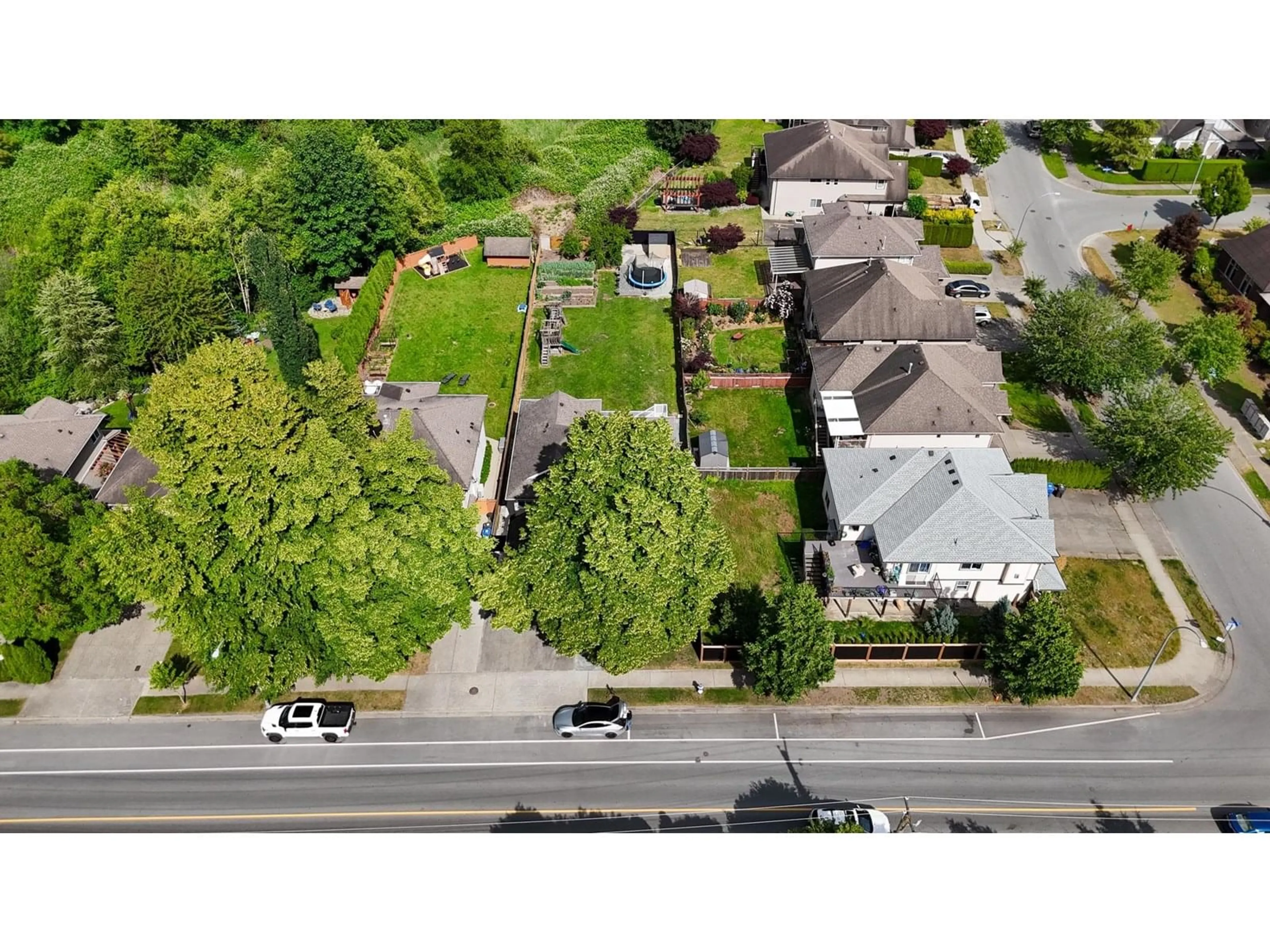 A pic from outside/outdoor area/front of a property/back of a property/a pic from drone, street for 3162 STATION, Abbotsford British Columbia V4X2S8