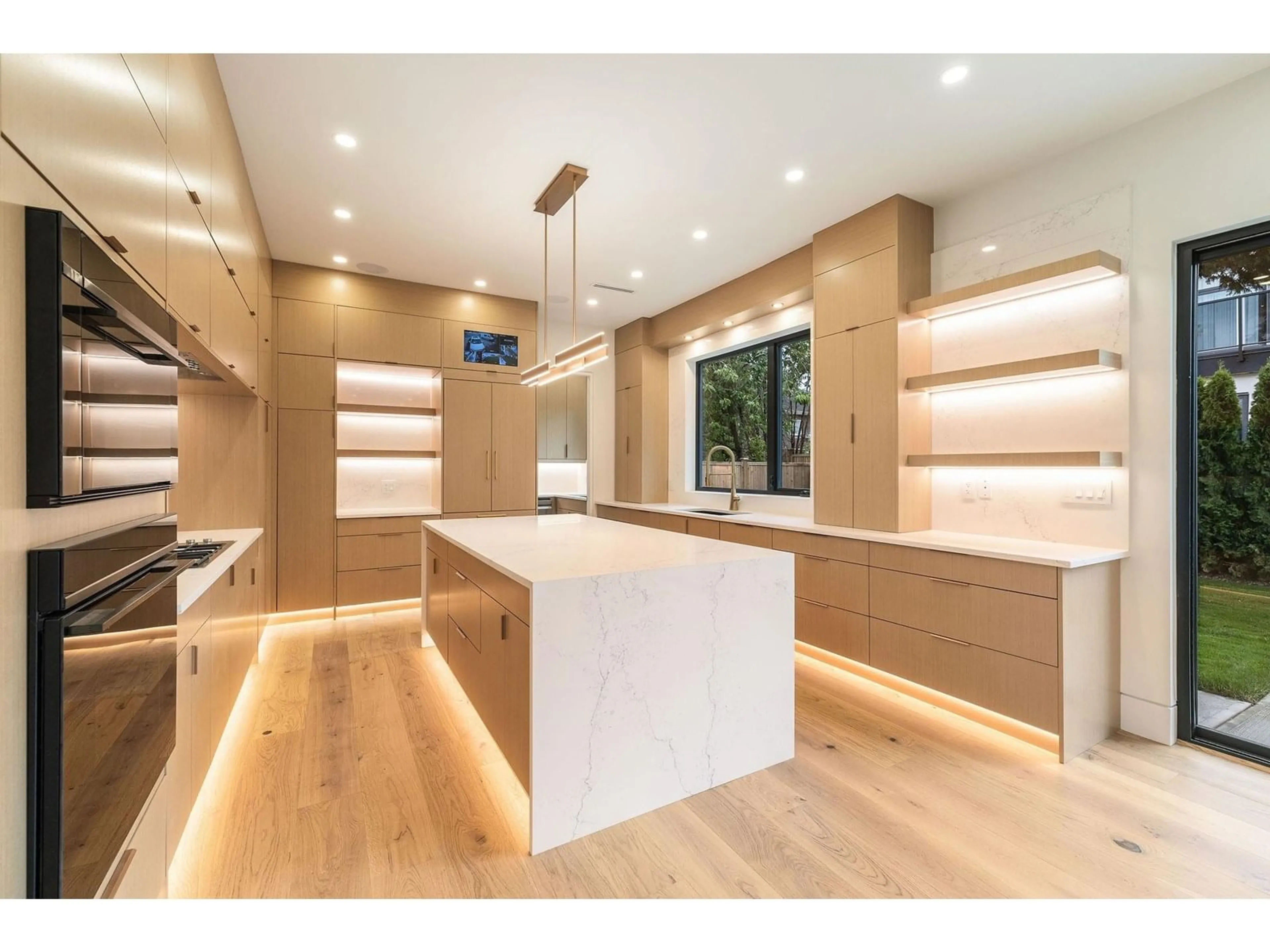 Contemporary kitchen, wood/laminate floor for 8689 TUNIS, Surrey British Columbia V3S4Y6