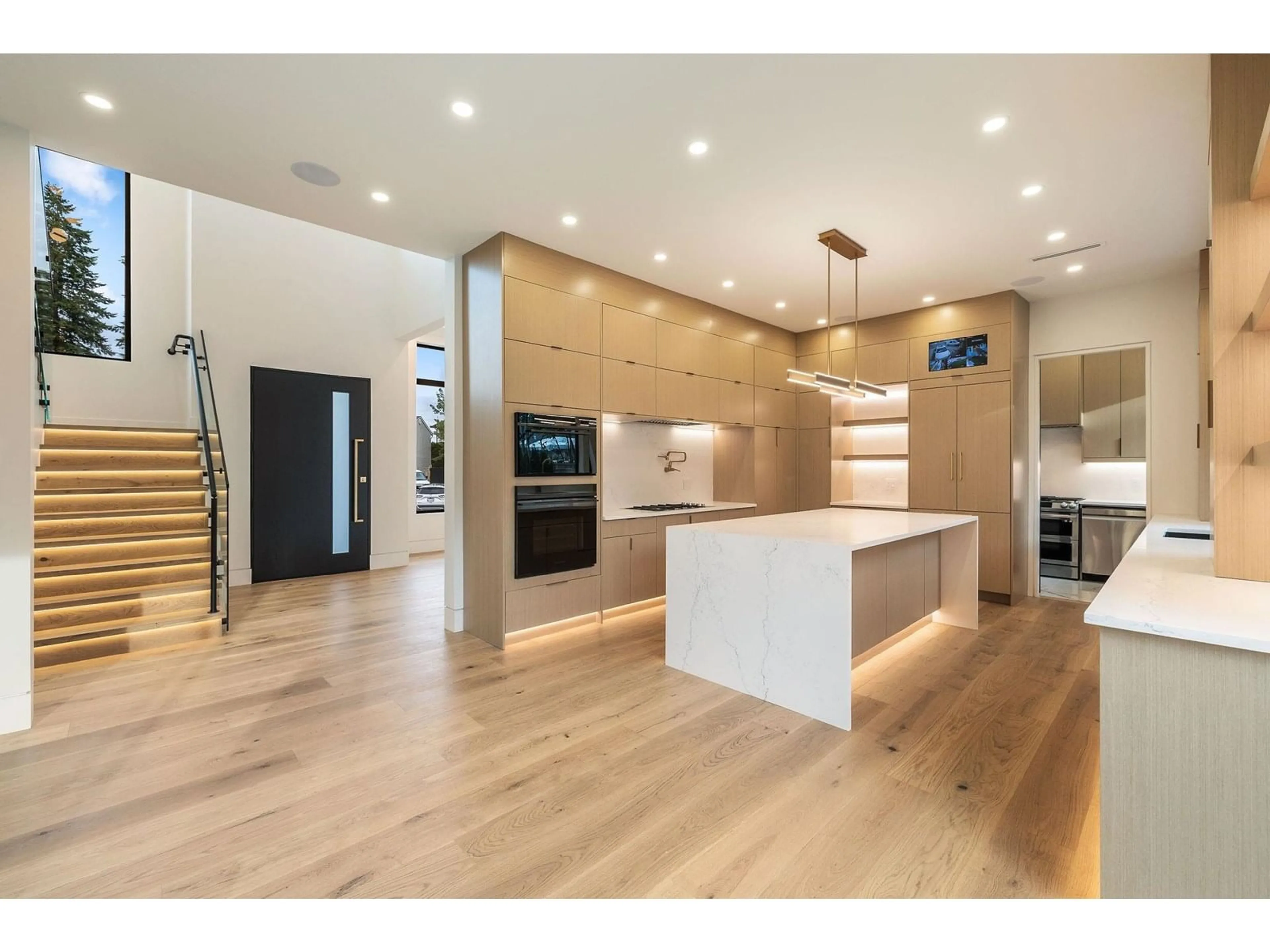 Open concept kitchen, wood/laminate floor for 8689 TUNIS, Surrey British Columbia V3S4Y6