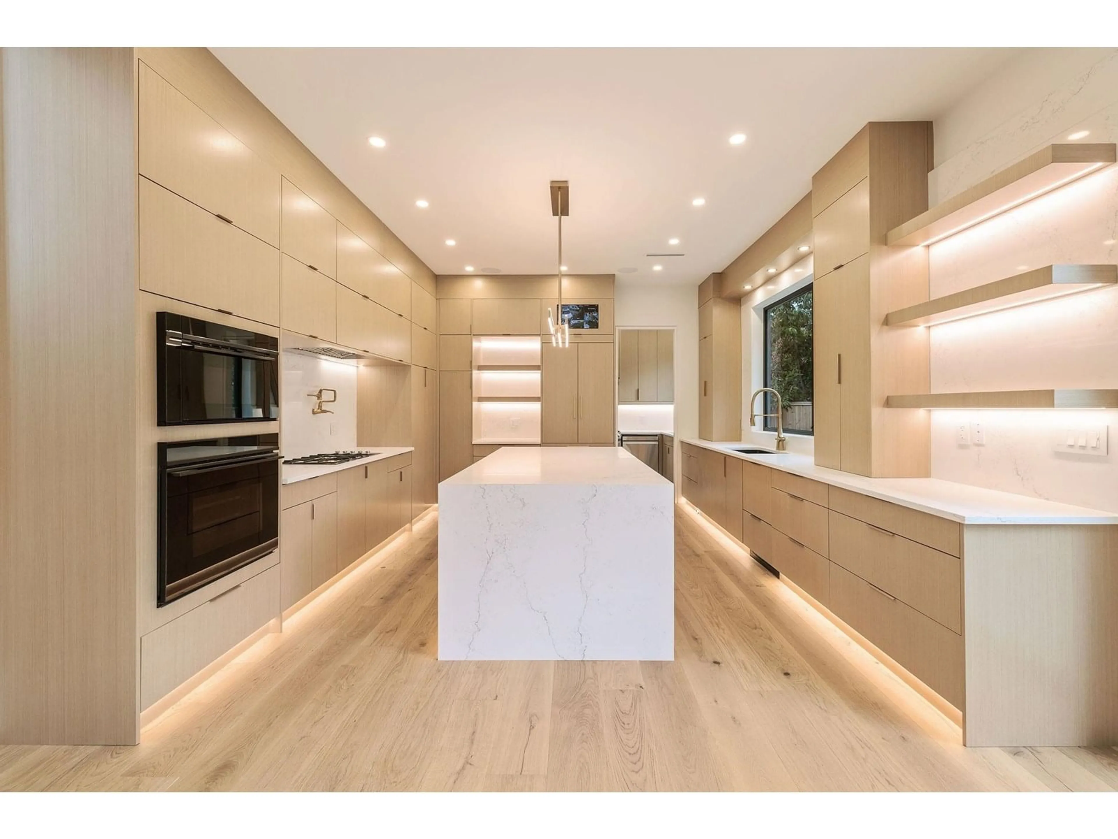Contemporary kitchen, unknown for 8689 TUNIS, Surrey British Columbia V3S4Y6