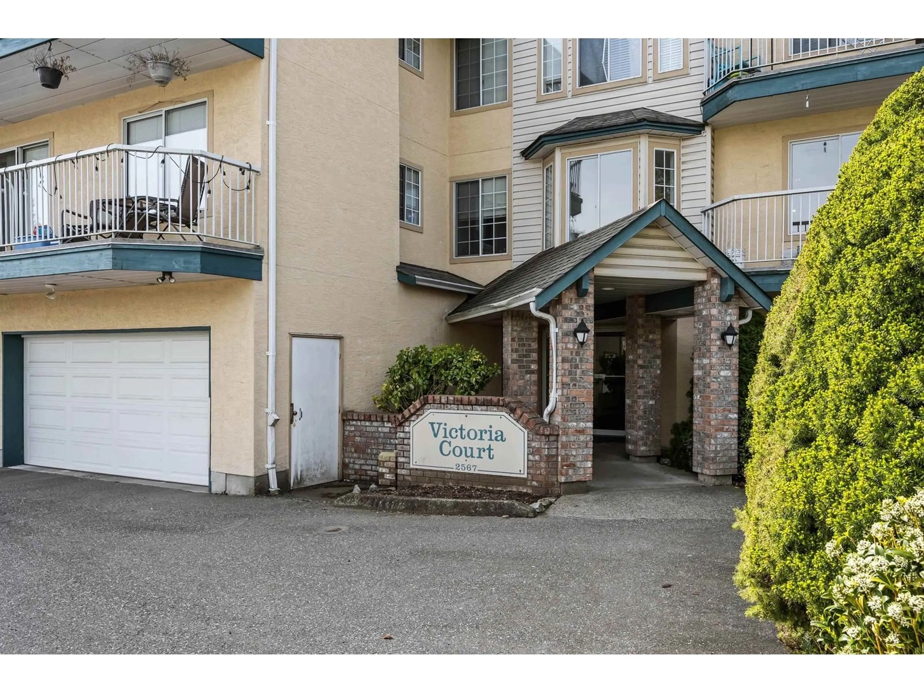 Indoor foyer for 202 - 2567 VICTORIA, Abbotsford British Columbia V2T2T4