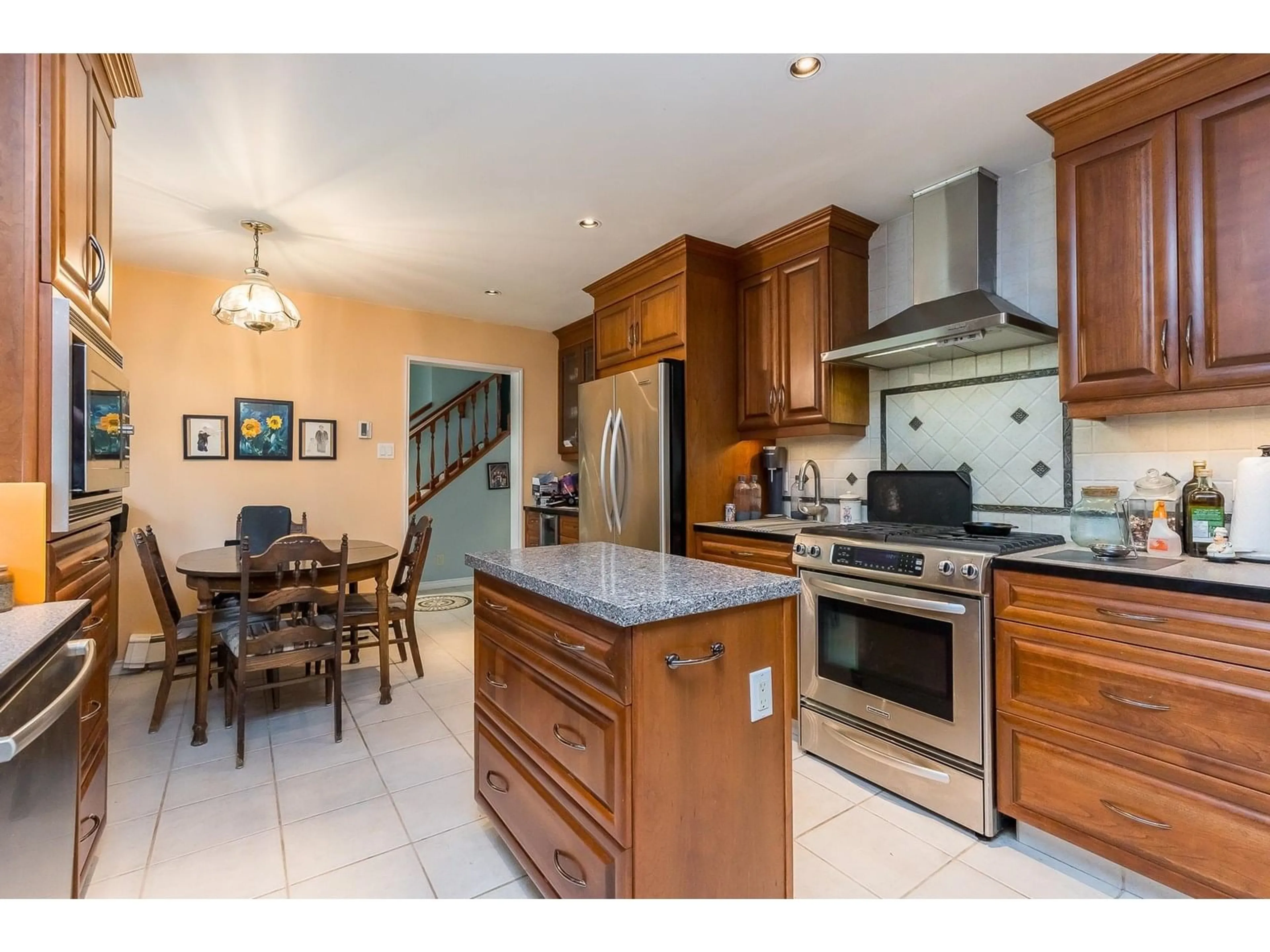 Open concept kitchen, ceramic/tile floor for 20244 27, Langley British Columbia V2Z1X3