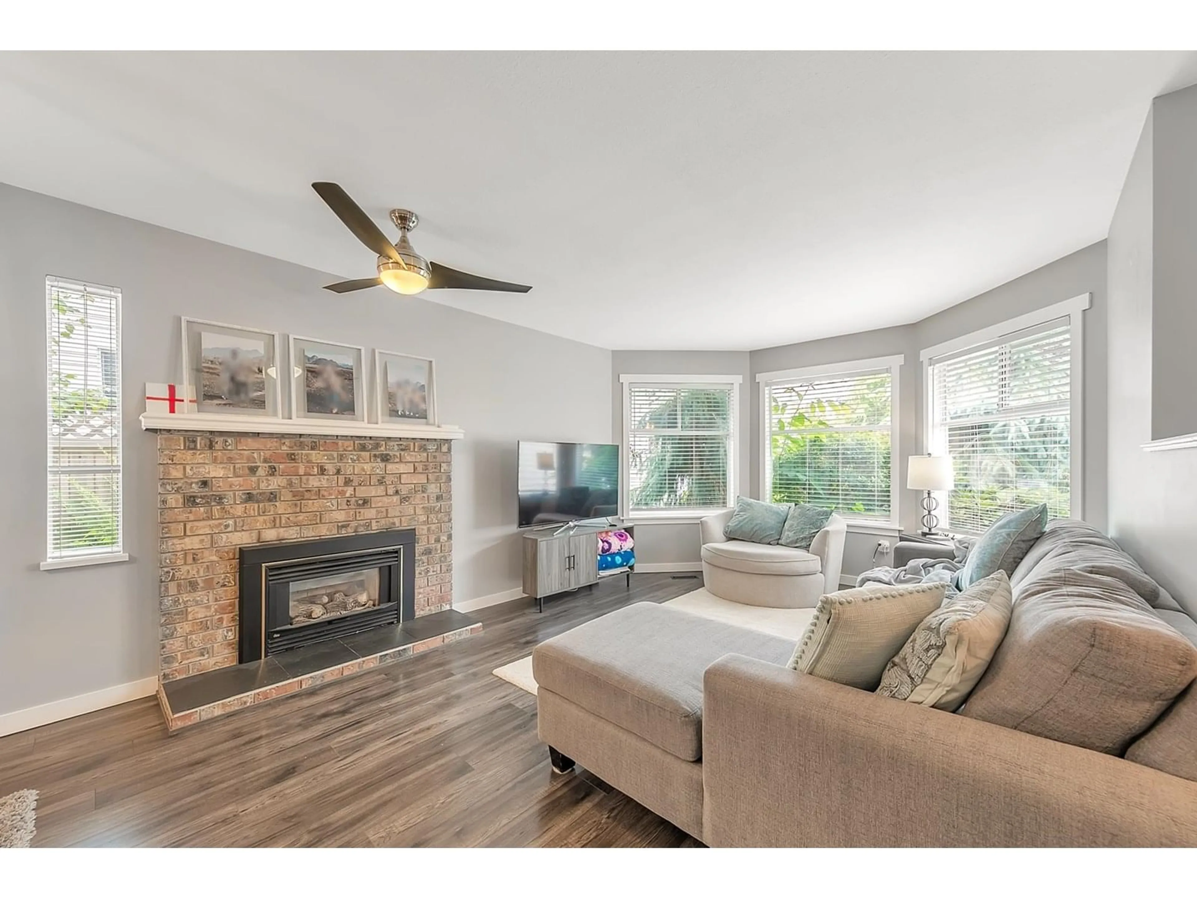 Living room with furniture, wood/laminate floor for 9286 212, Langley British Columbia V1M2B5