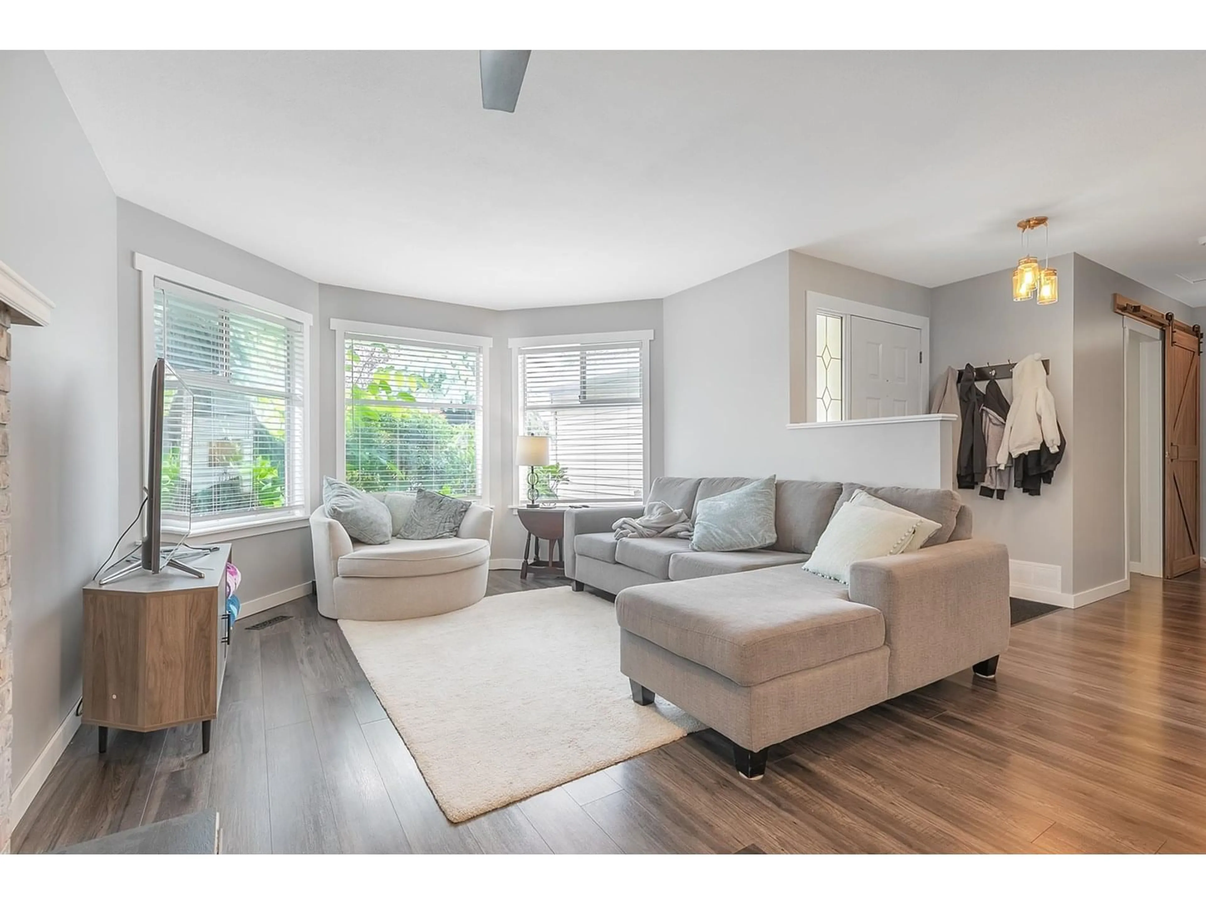 Living room with furniture, wood/laminate floor for 9286 212, Langley British Columbia V1M2B5