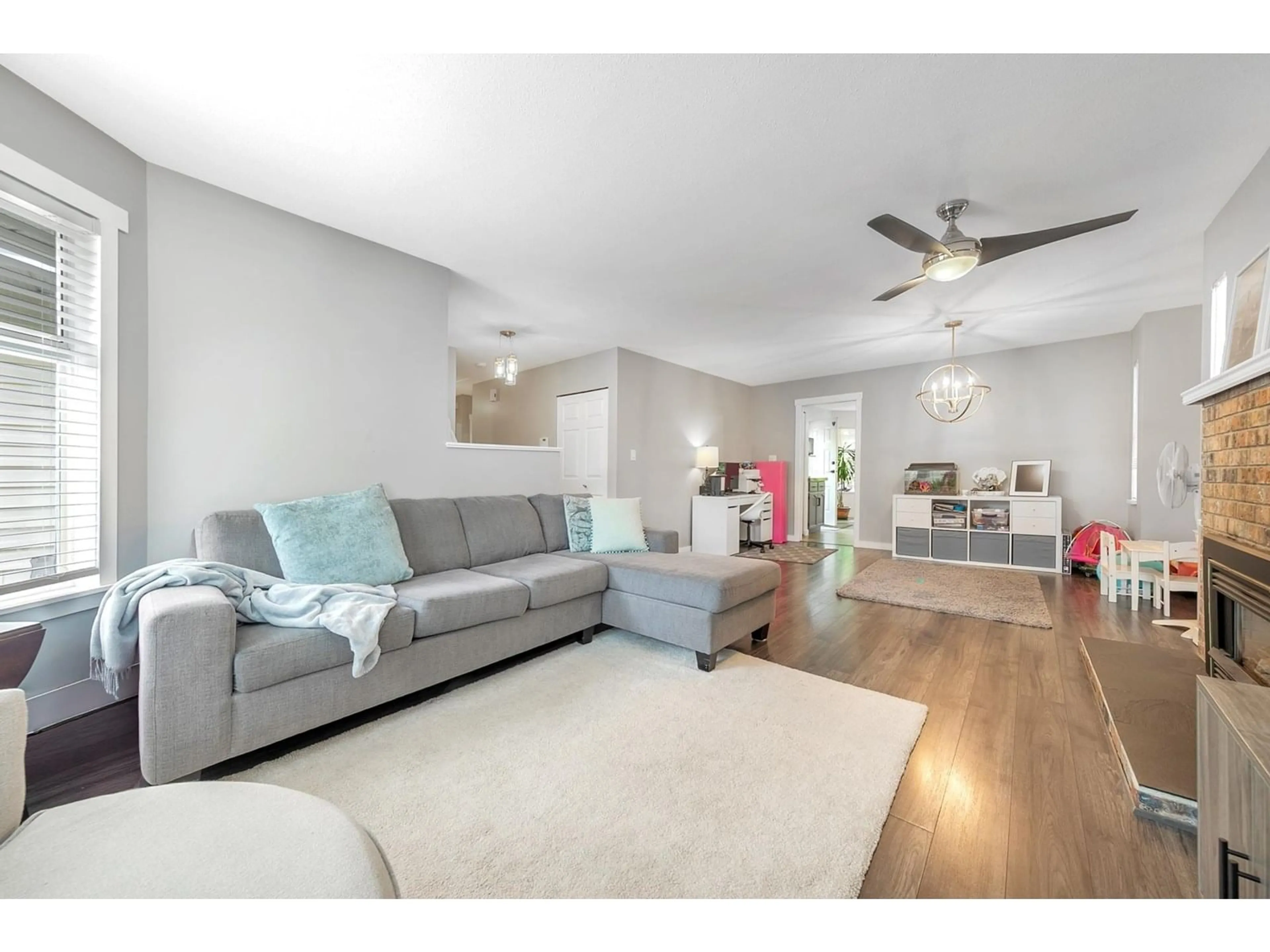 Living room with furniture, wood/laminate floor for 9286 212, Langley British Columbia V1M2B5