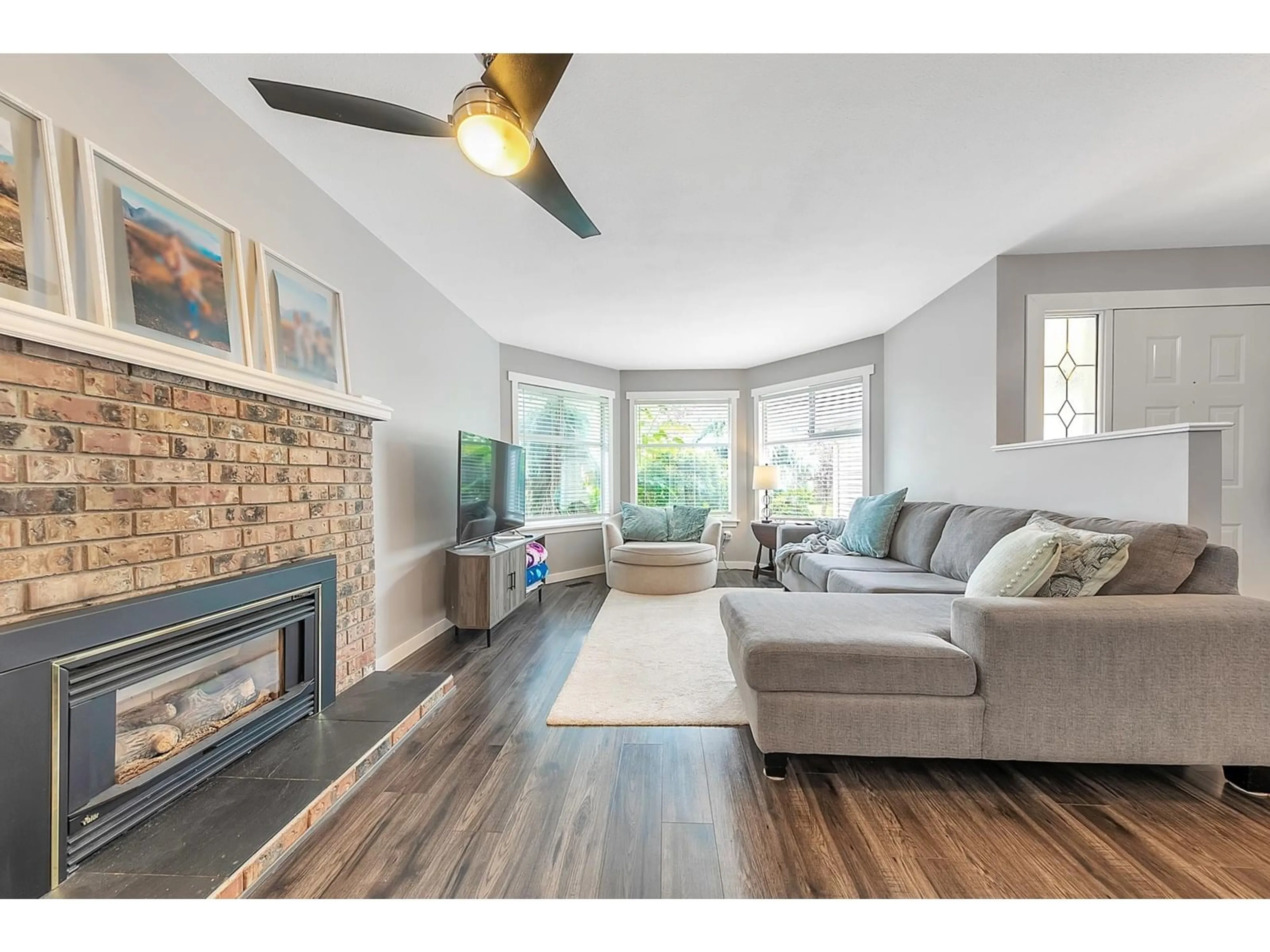 Living room with furniture, wood/laminate floor for 9286 212, Langley British Columbia V1M2B5