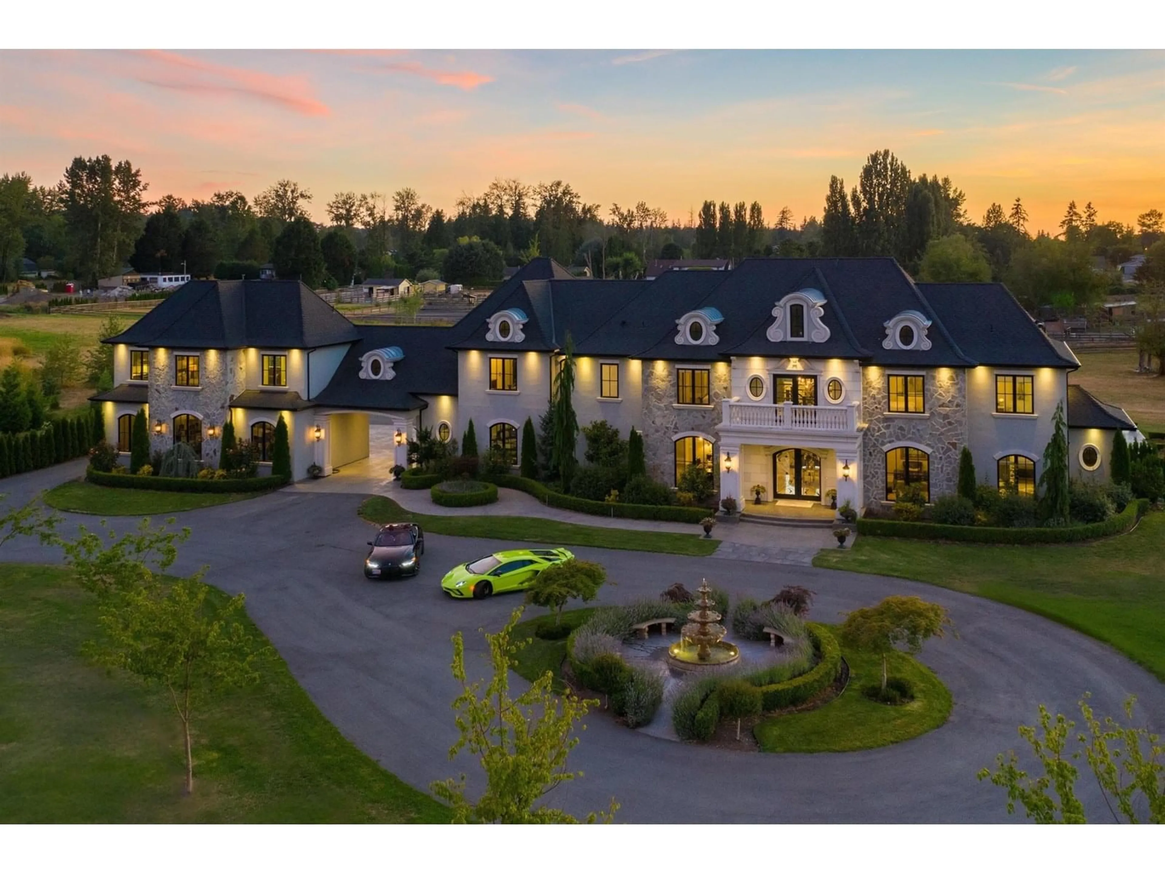 A pic from outside/outdoor area/front of a property/back of a property/a pic from drone, mountain view for 687 204, Langley British Columbia V2Z1V5