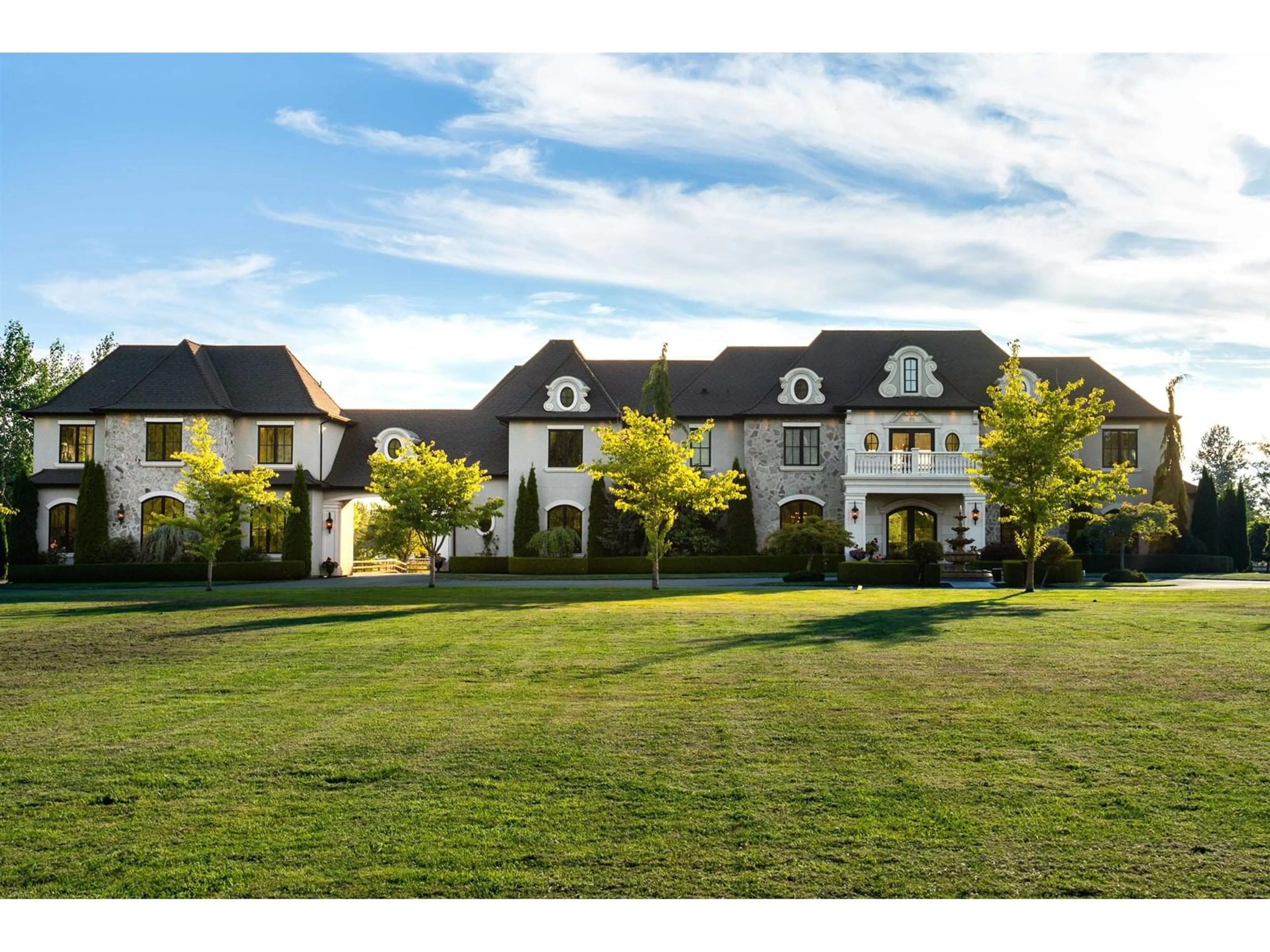 A pic from outside/outdoor area/front of a property/back of a property/a pic from drone, mountain view for 687 204, Langley British Columbia V2Z1V5