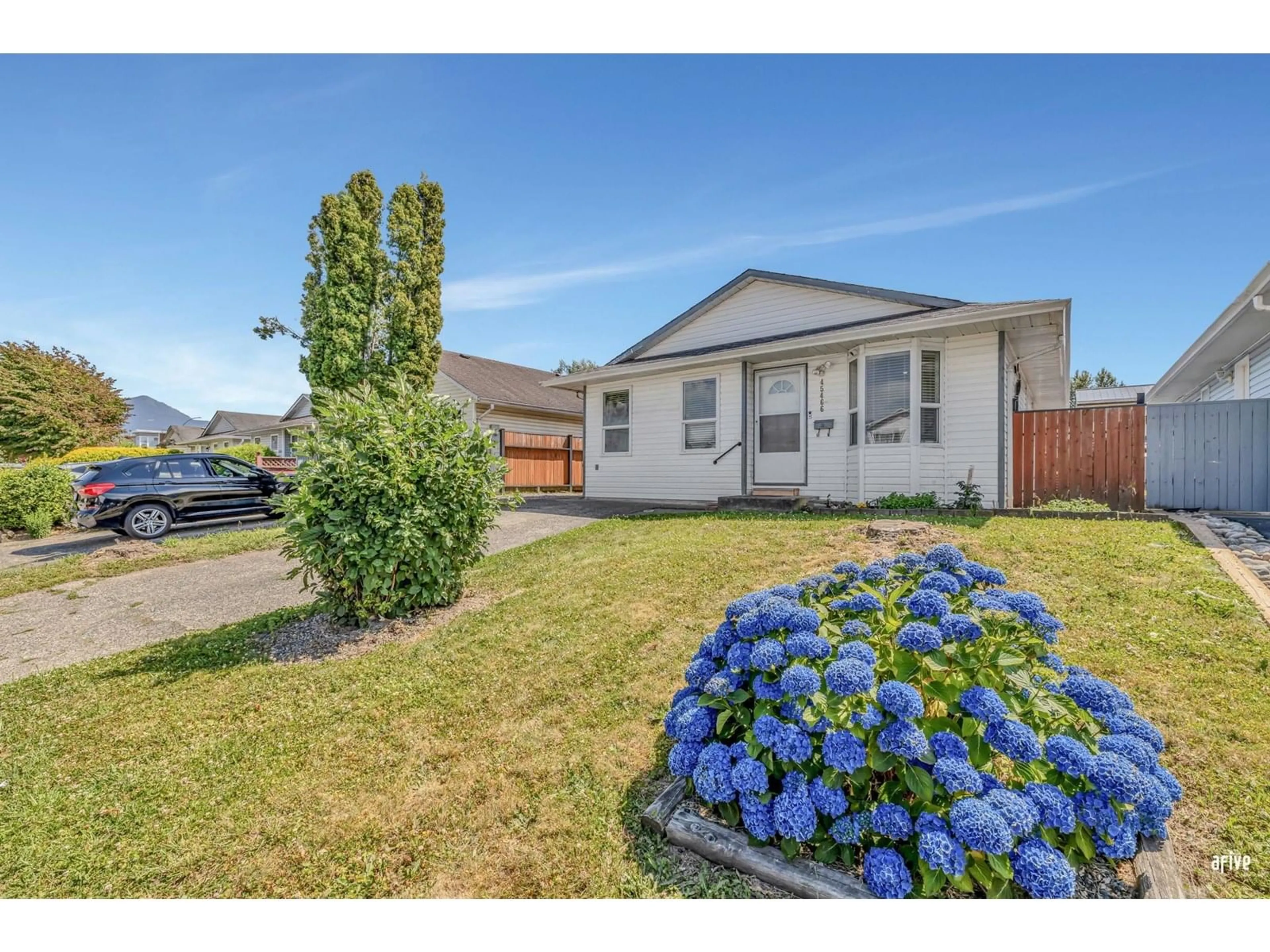 A pic from outside/outdoor area/front of a property/back of a property/a pic from drone, street for 45466 MEADOWBROOK DRIVE, Chilliwack British Columbia V2P7R9