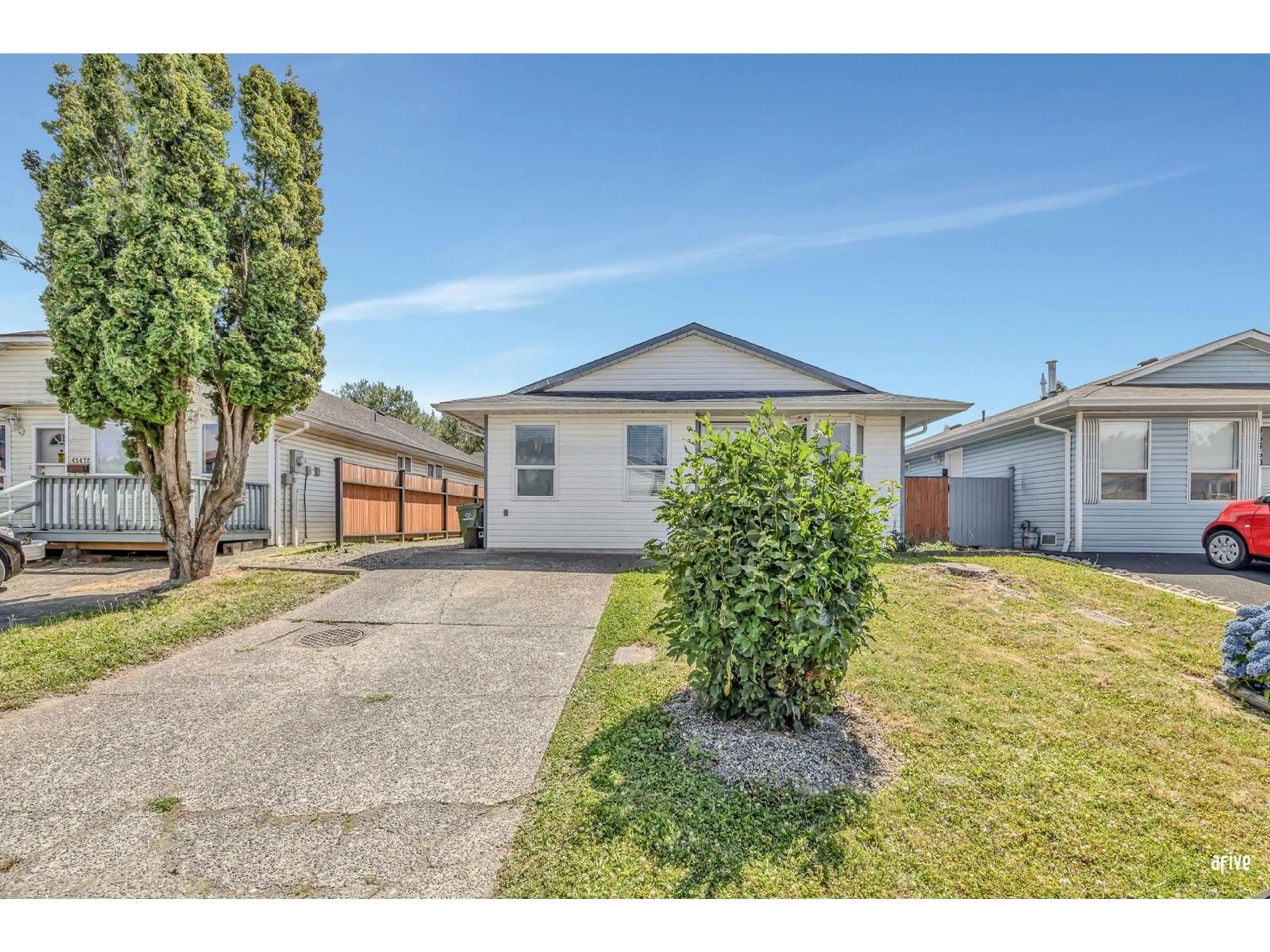 A pic from outside/outdoor area/front of a property/back of a property/a pic from drone, street for 45466 MEADOWBROOK DRIVE, Chilliwack British Columbia V2P7R9