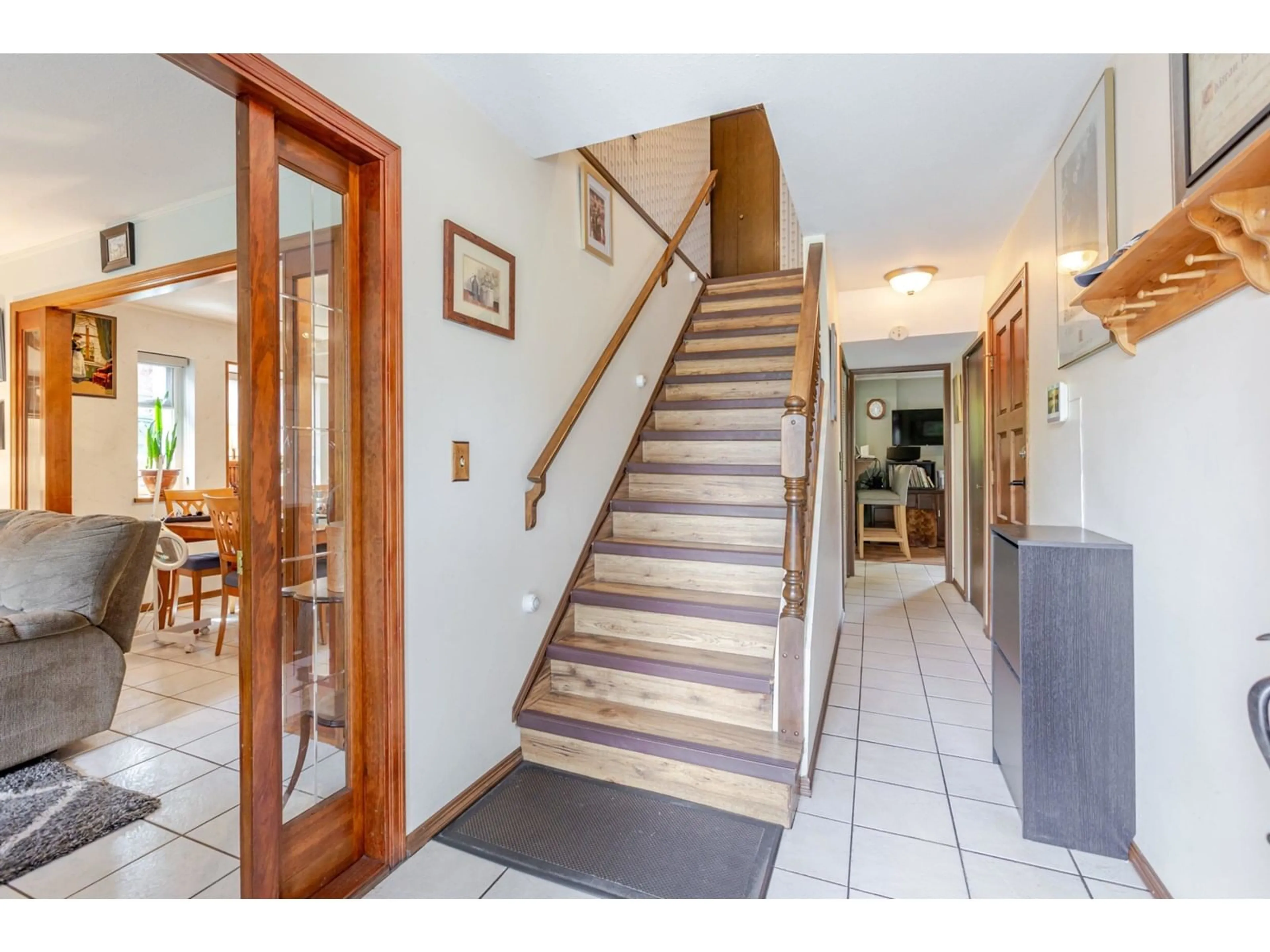 Indoor foyer for 13311 65A, Surrey British Columbia V3W8T1