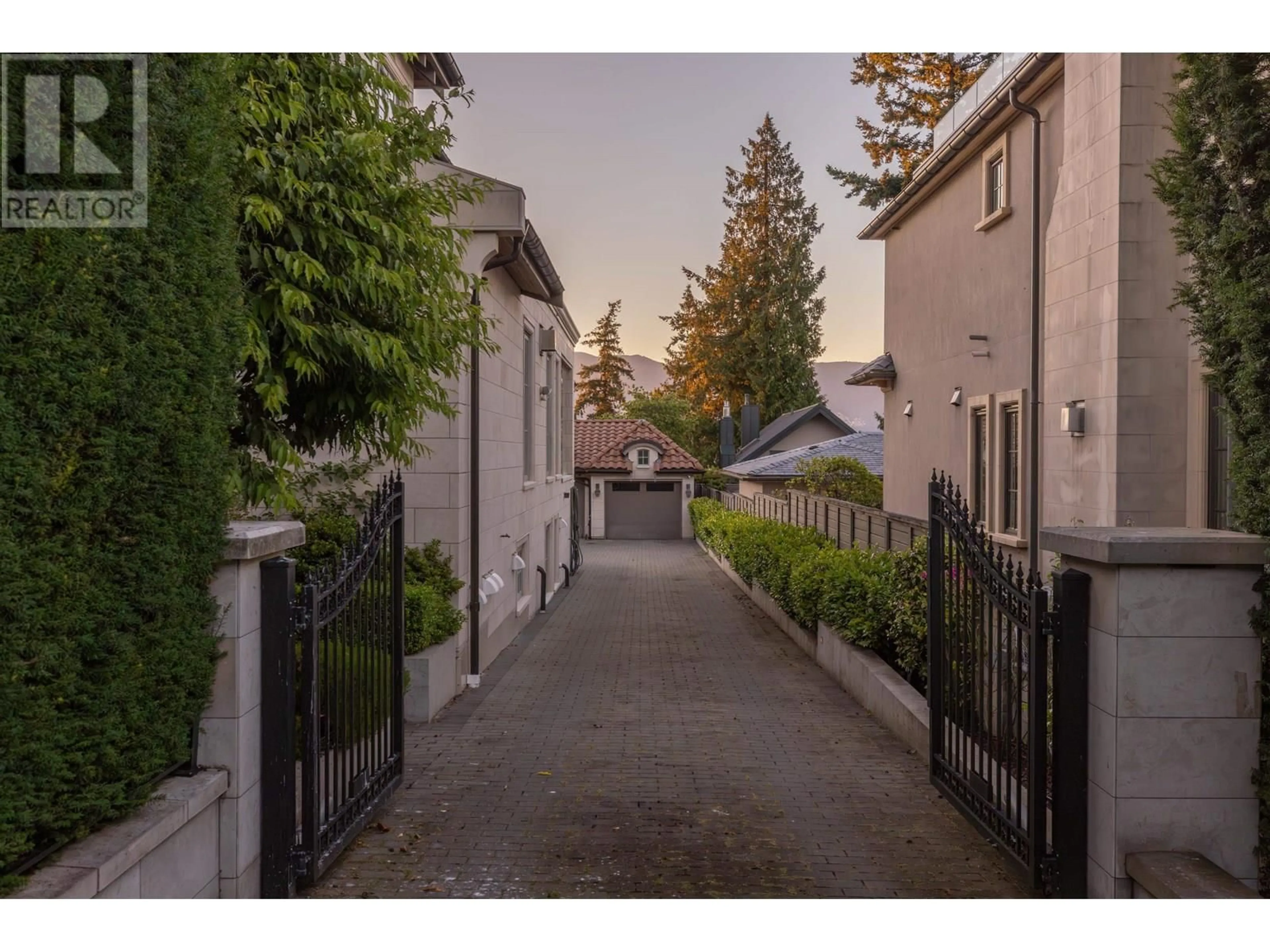 A pic from outside/outdoor area/front of a property/back of a property/a pic from drone, street for 4651 SIMPSON AVENUE, Vancouver British Columbia V6R1C2