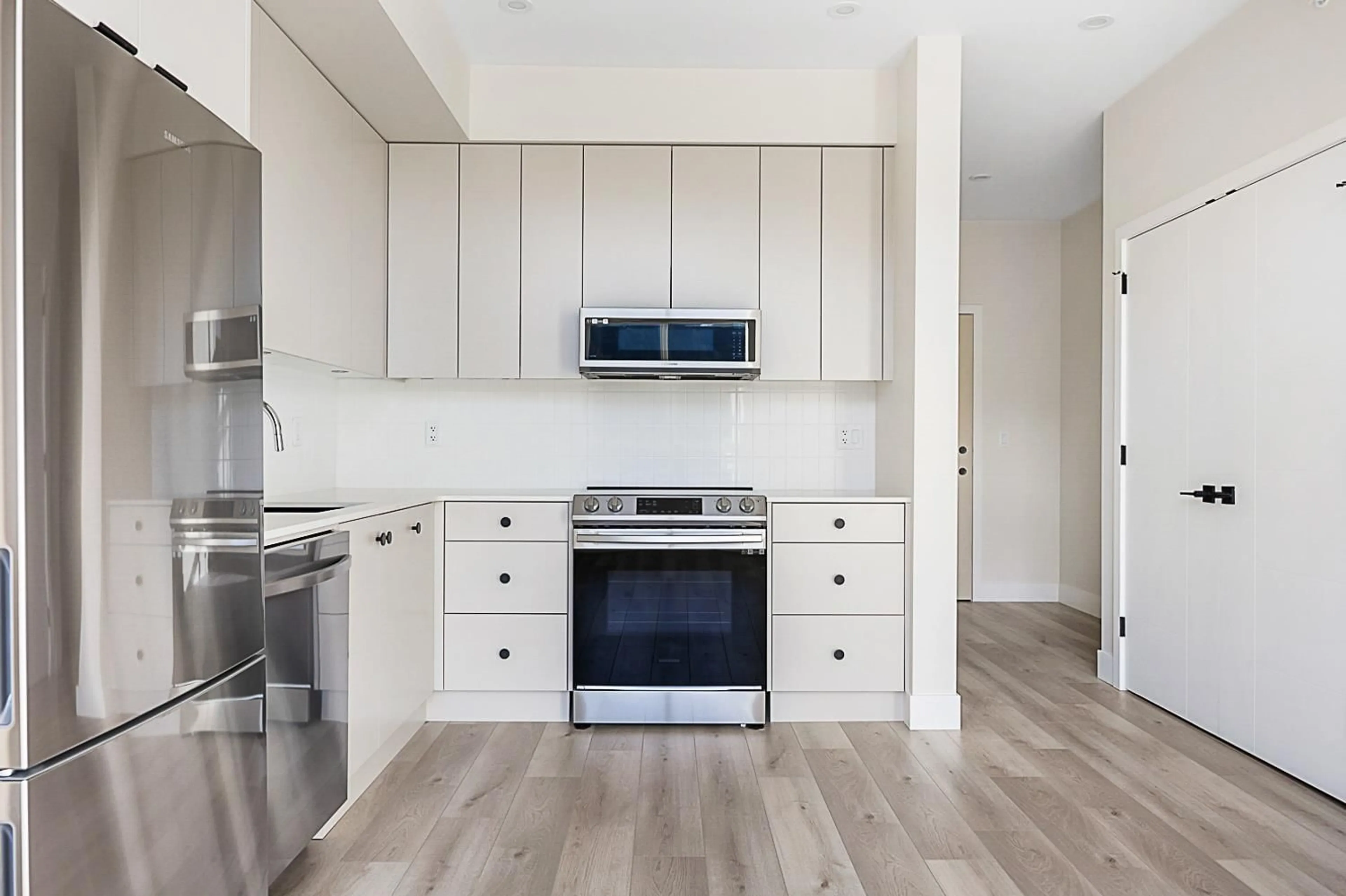 Open concept kitchen, wood/laminate floor for 413 - 45497 CAMPUS DRIVE, Chilliwack British Columbia V2R6L8