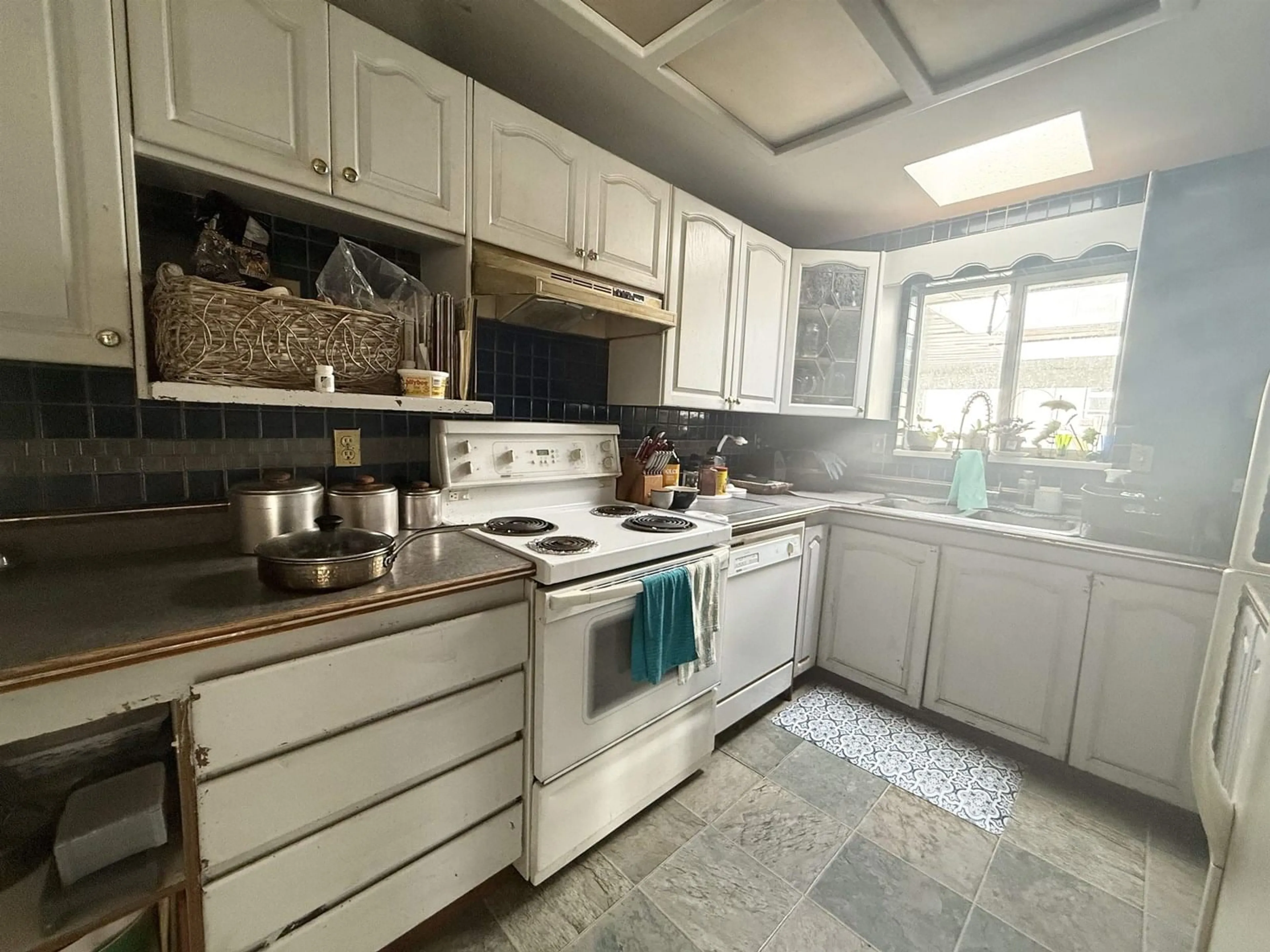 Standard kitchen, ceramic/tile floor for 45920 BERKELEY AVENUE, Chilliwack British Columbia V2P3M9