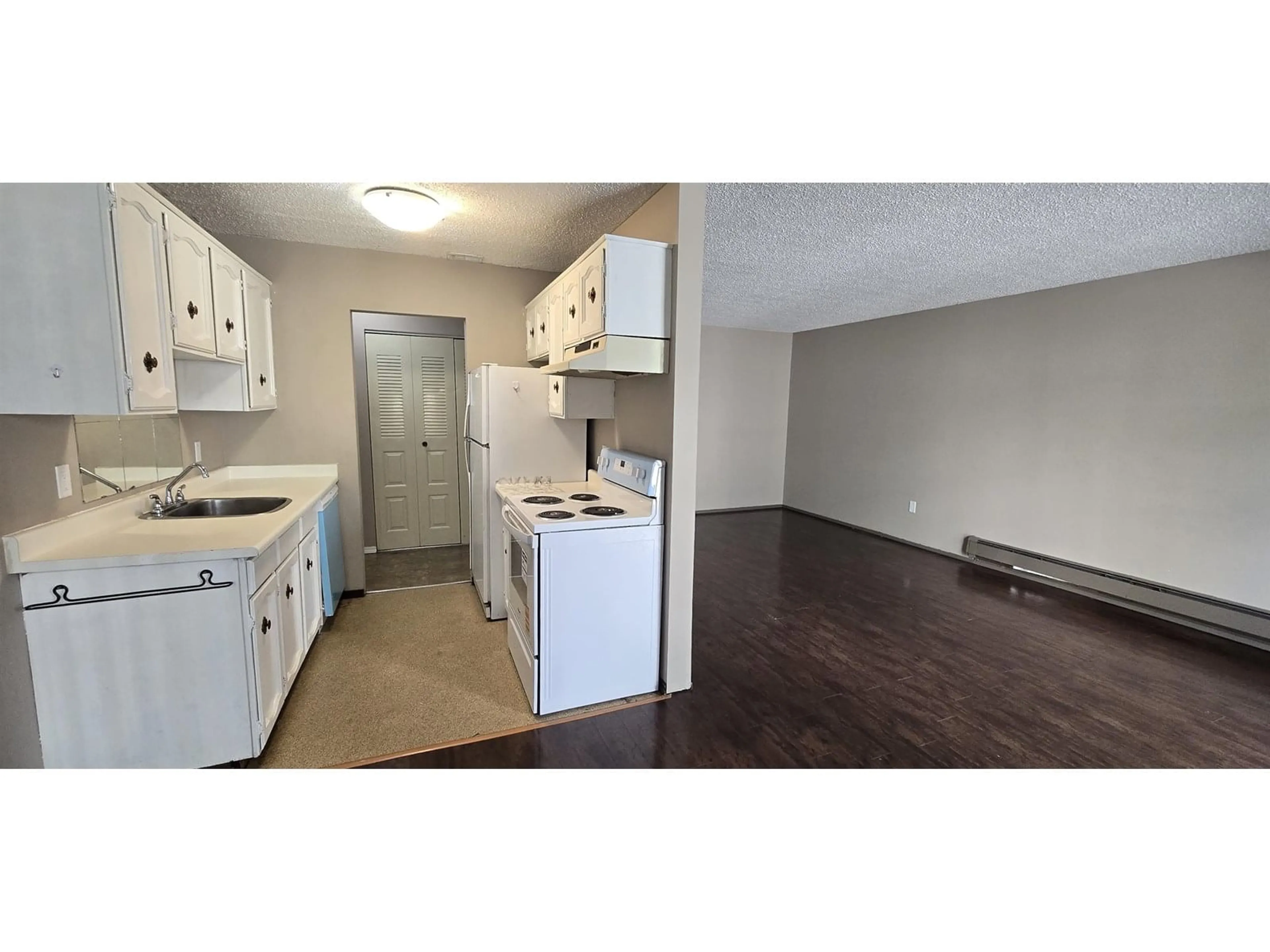 Standard kitchen, wood/laminate floor for 426 - 1909 SALTON, Abbotsford British Columbia V2S5B6