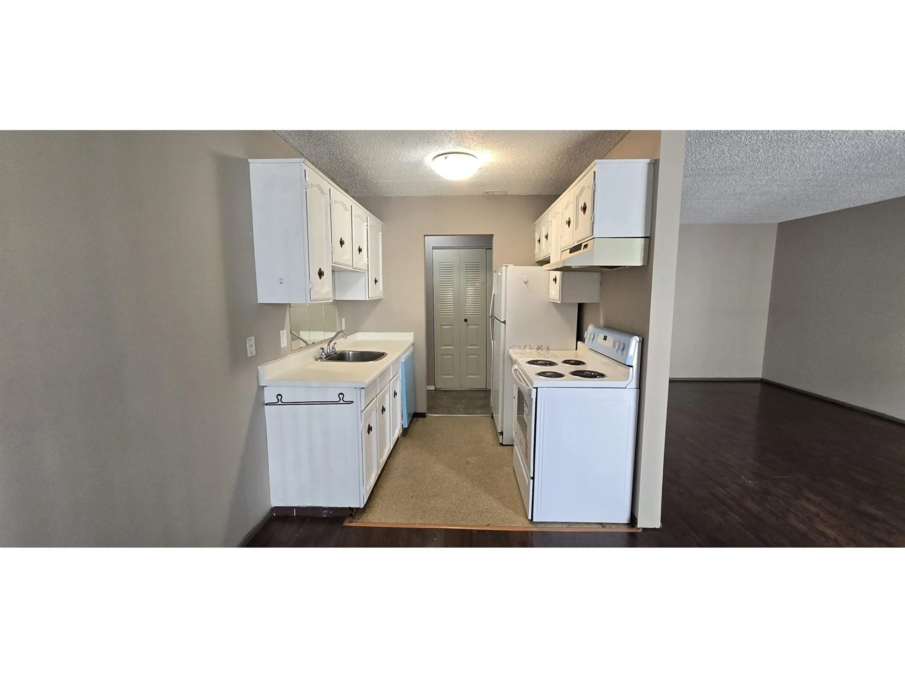 Standard kitchen, unknown for 426 - 1909 SALTON, Abbotsford British Columbia V2S5B6