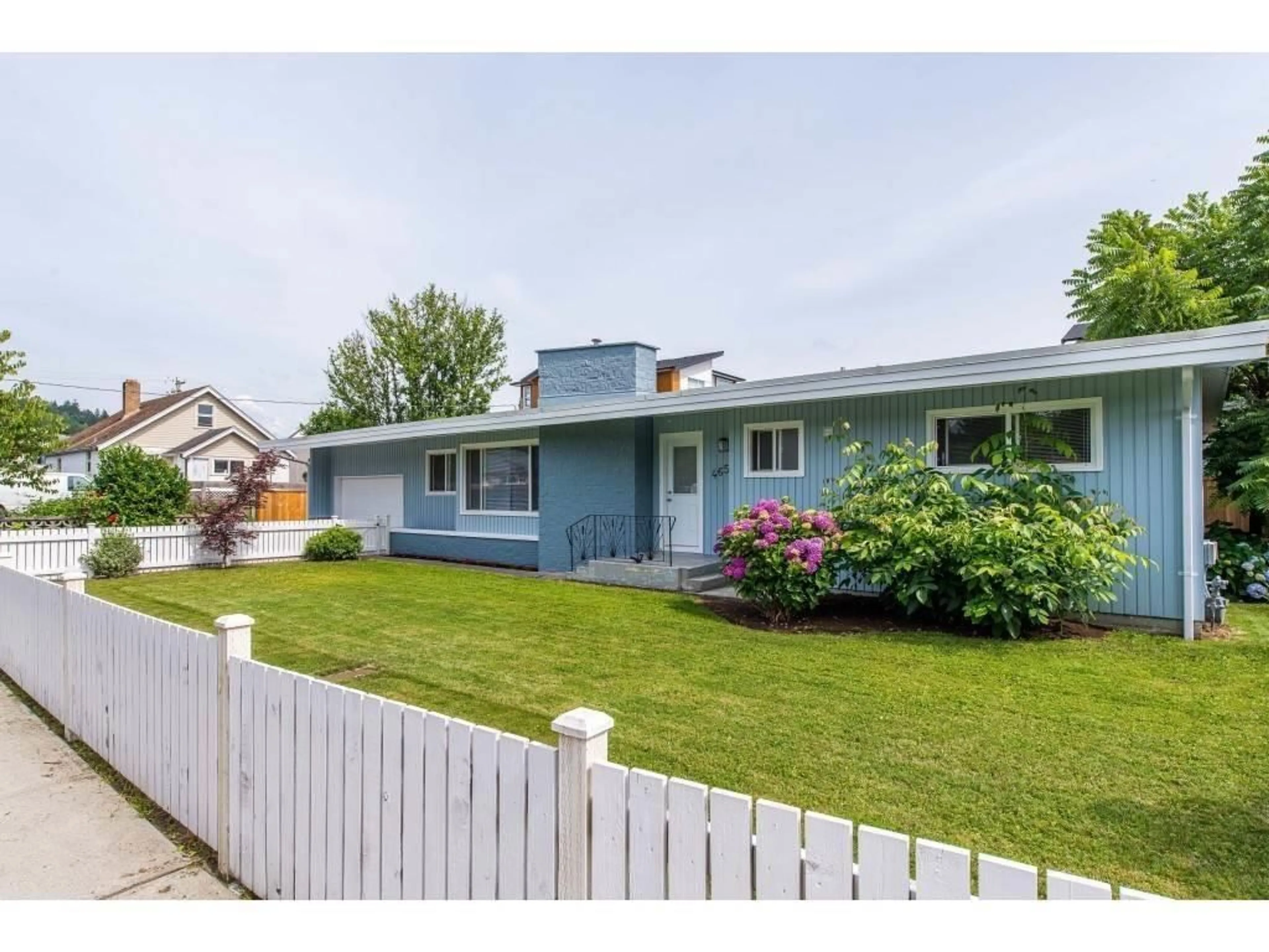 Home with vinyl exterior material, street for 46598 MACKEN AVENUE, Chilliwack British Columbia V2P3B6
