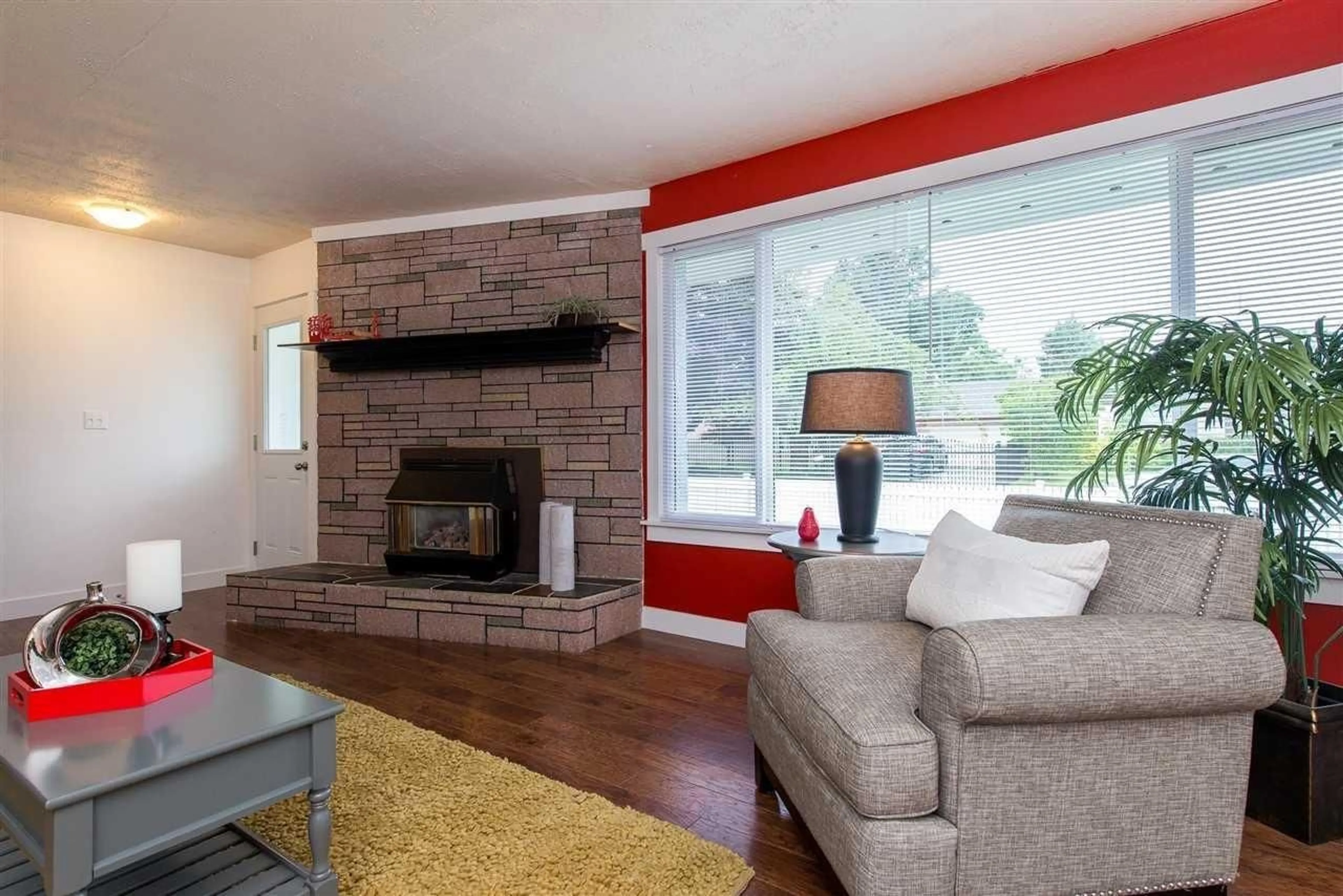 Living room with furniture, unknown for 46598 MACKEN AVENUE, Chilliwack British Columbia V2P3B6